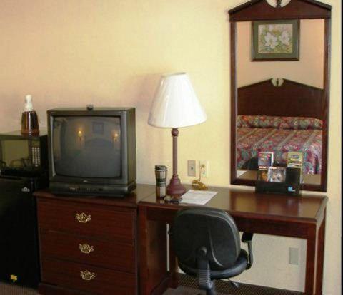 Queen Room with Two Queen Beds - Non-Smoking - Photo 6