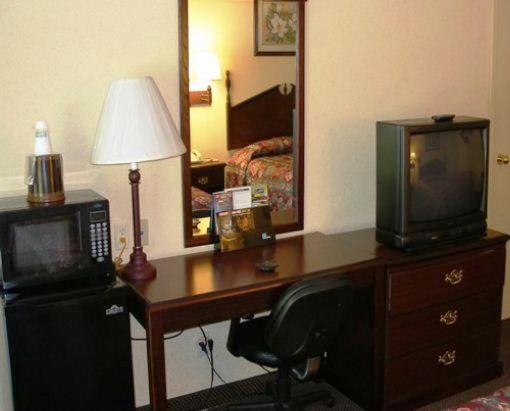 King Room - Non-Smoking - Photo 4
