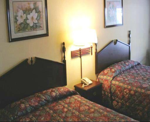 Queen Room with Two Queen Beds - Non-Smoking - Photo 5