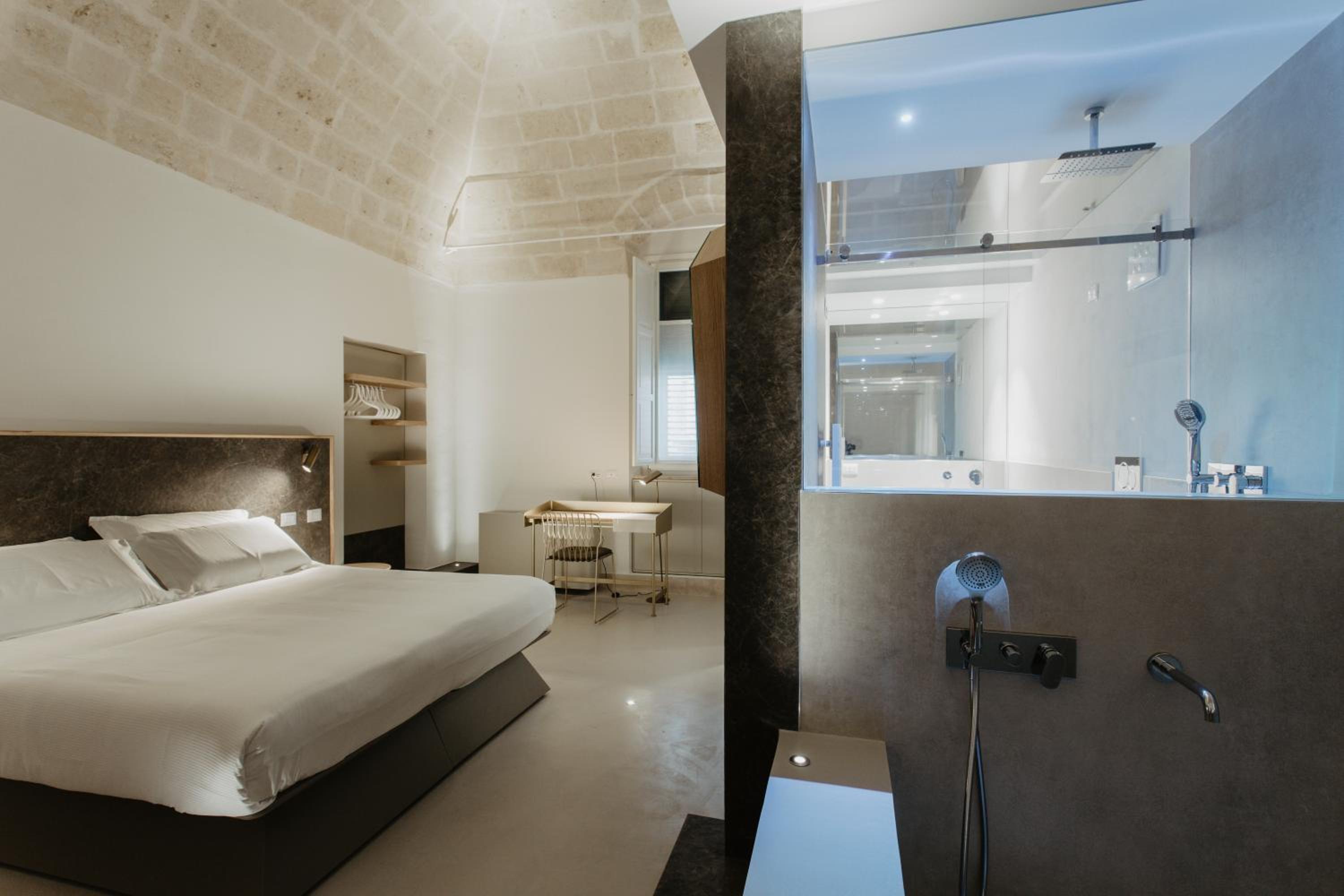 Suite with Tub - Photo 3