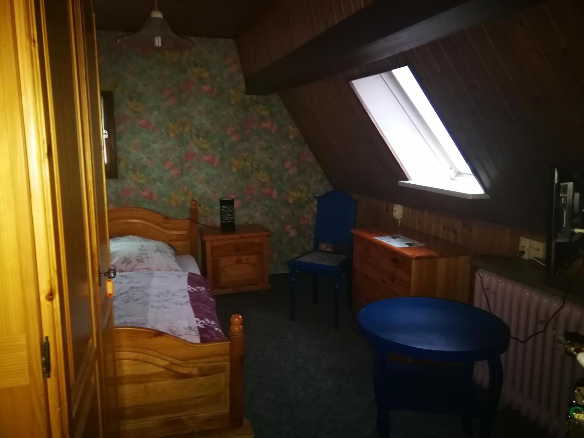 Standard Twin Room with Shared Bathroom photo 1