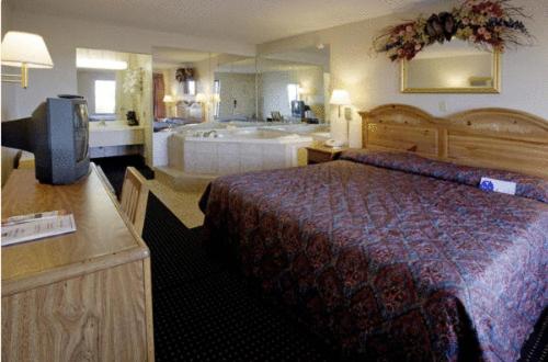 King Suite with Spa Bath - Photo 1