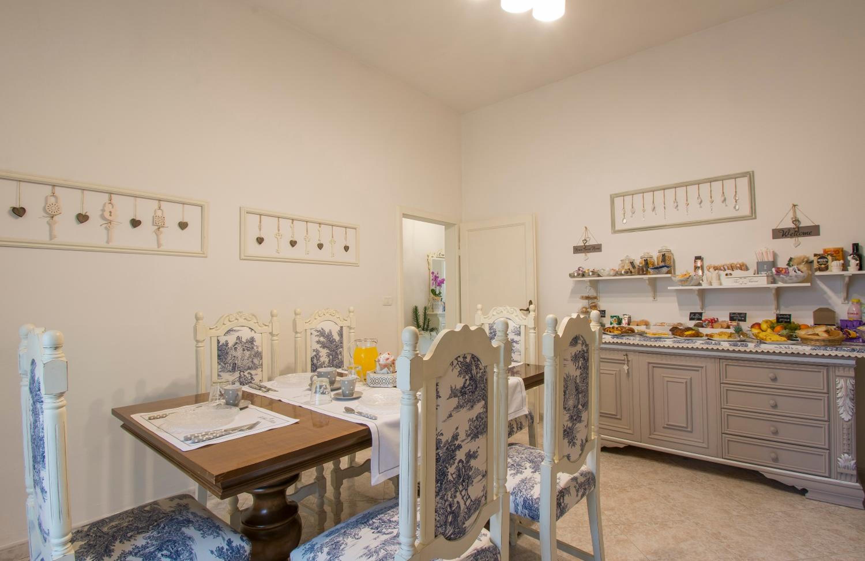 Double Room with Private Bathroom - Photo 10