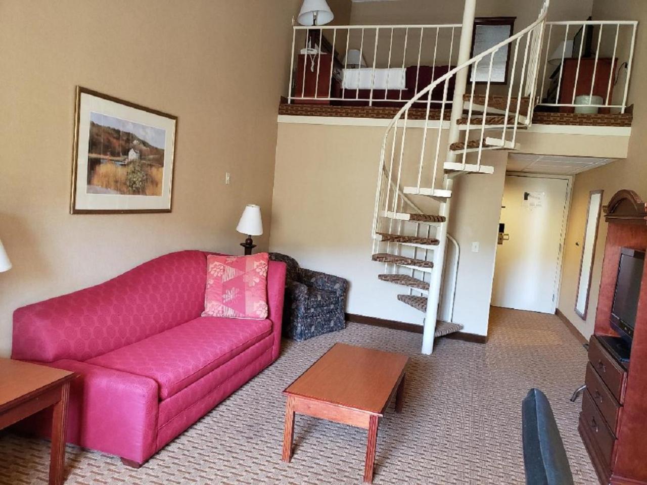 Bi-Level King Suite - Photo 3