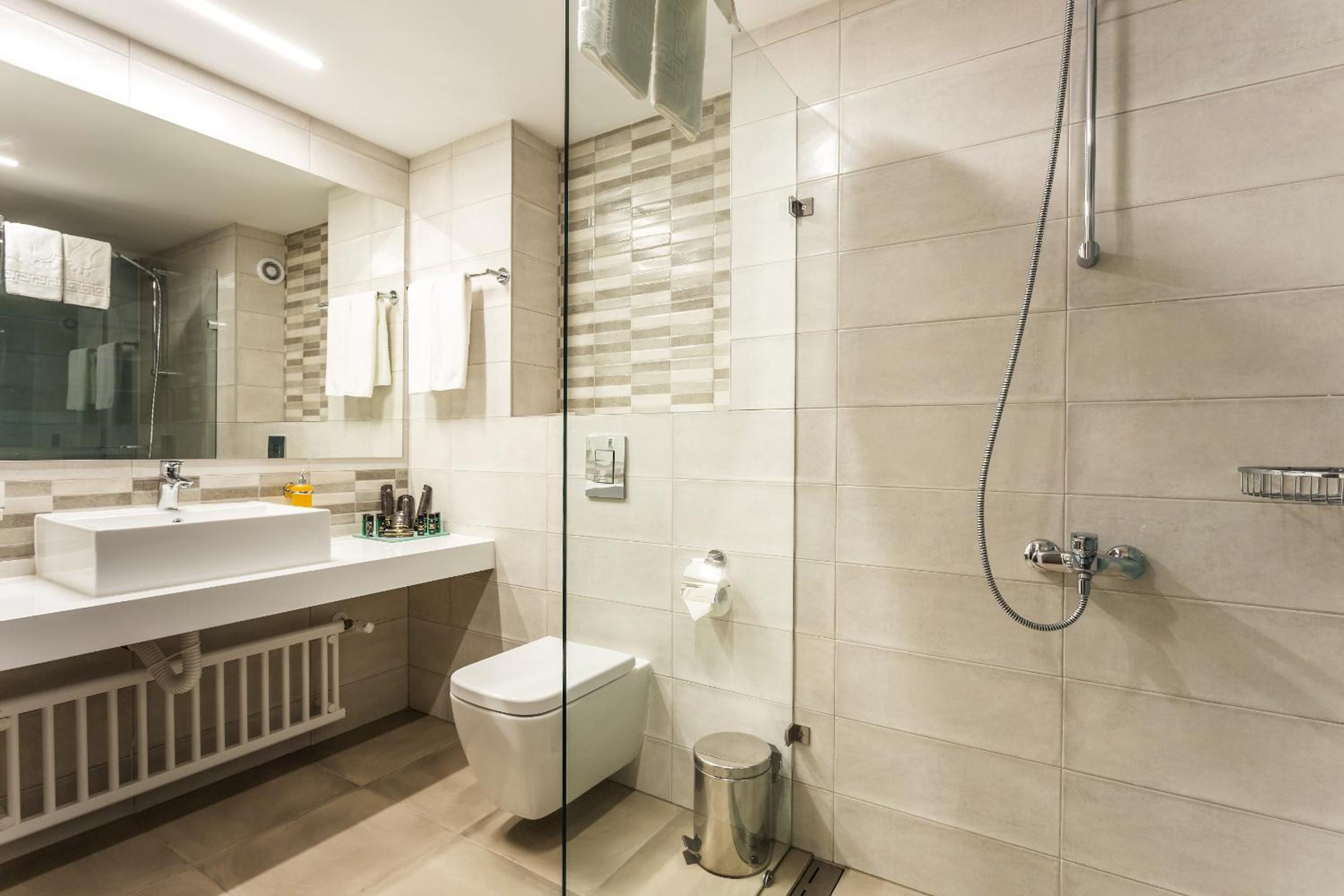 Junior Suite with Balcony - Photo 3
