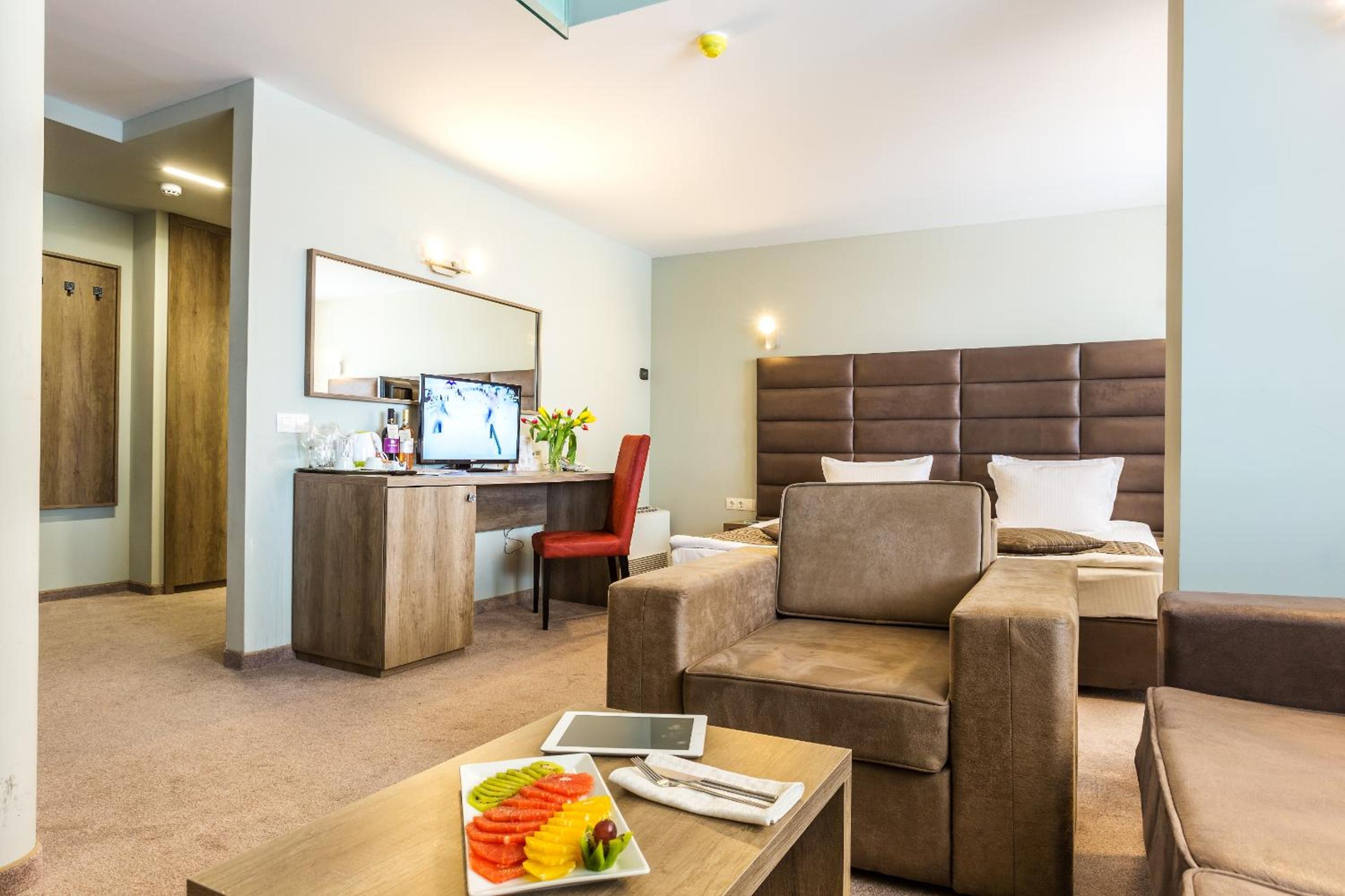 Junior Suite with Balcony - Photo 4