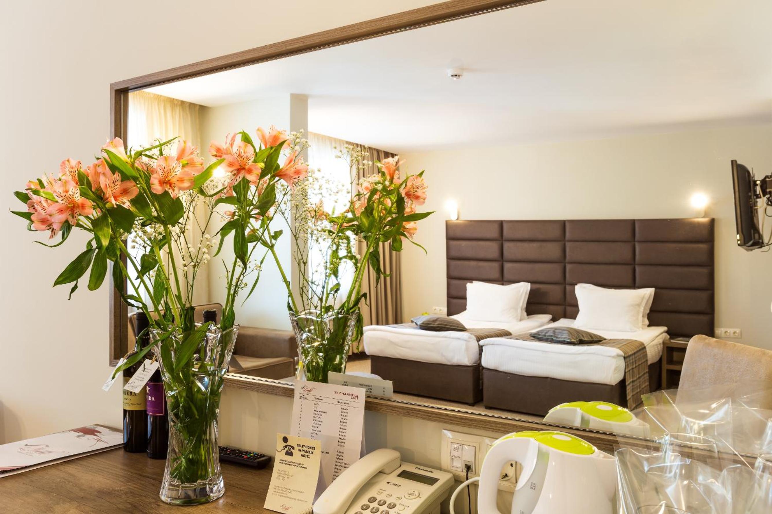 Junior Suite with Balcony - Photo 9