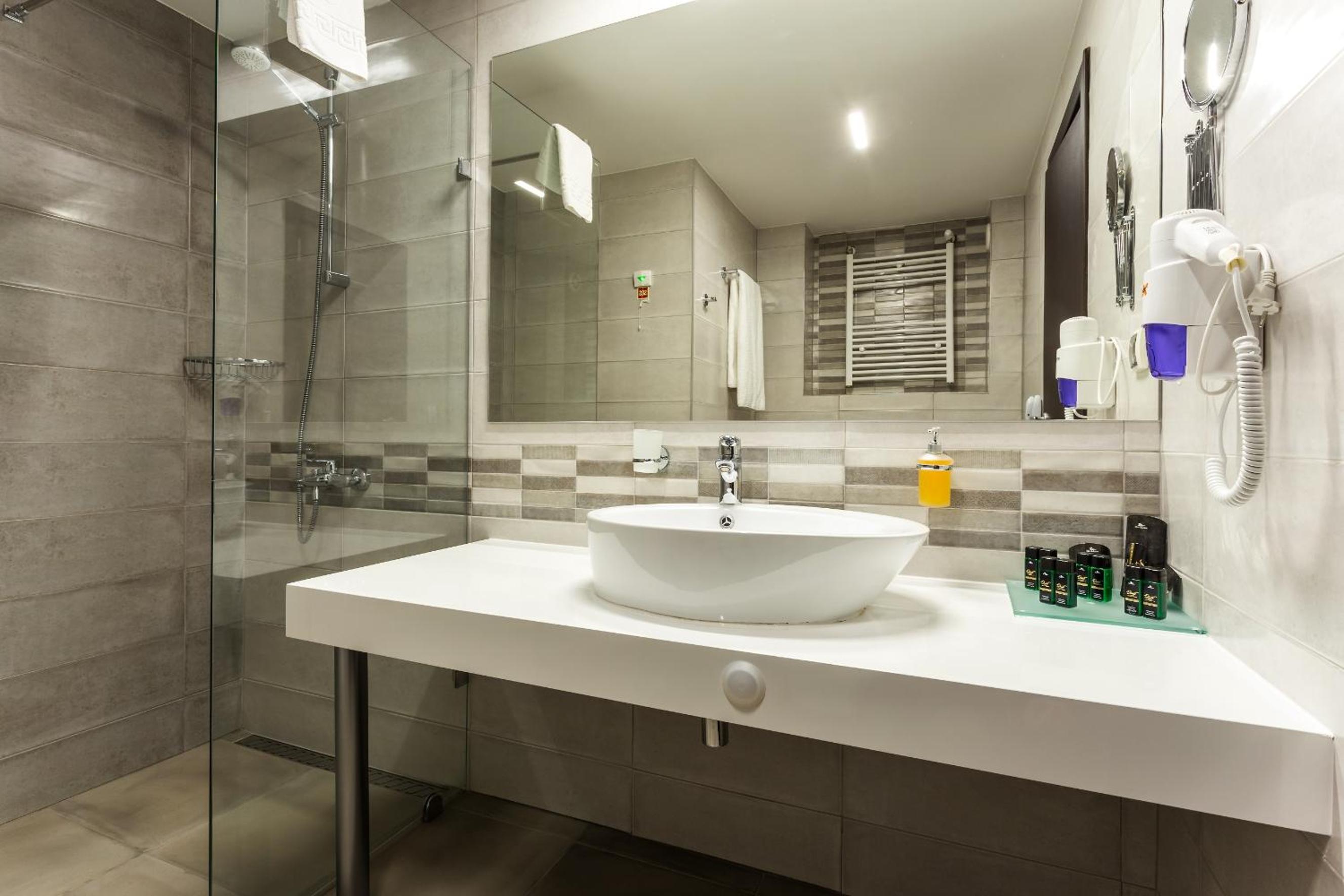 Junior Suite with Balcony - Photo 11
