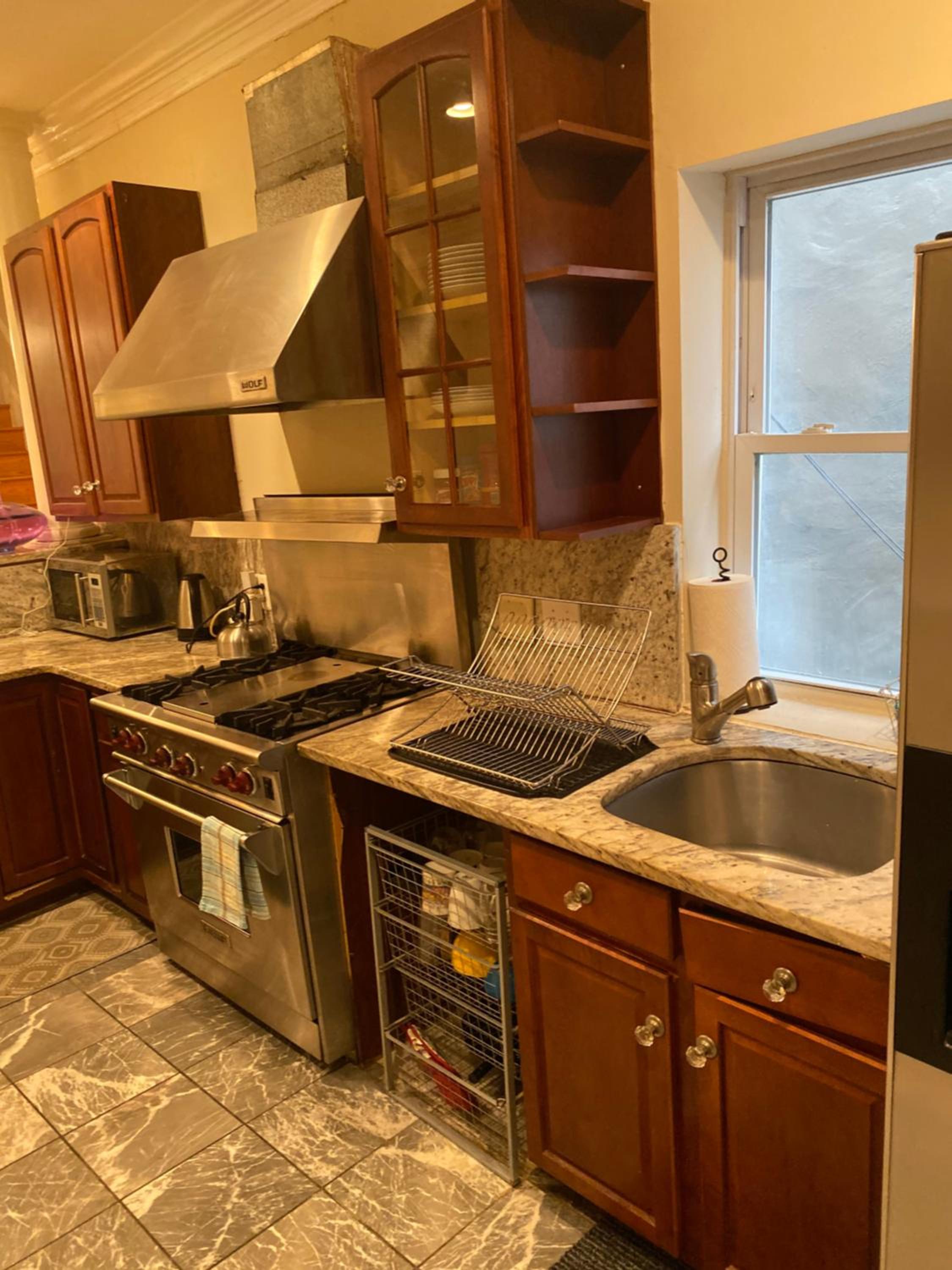 Five-Bedroom House - Photo 28