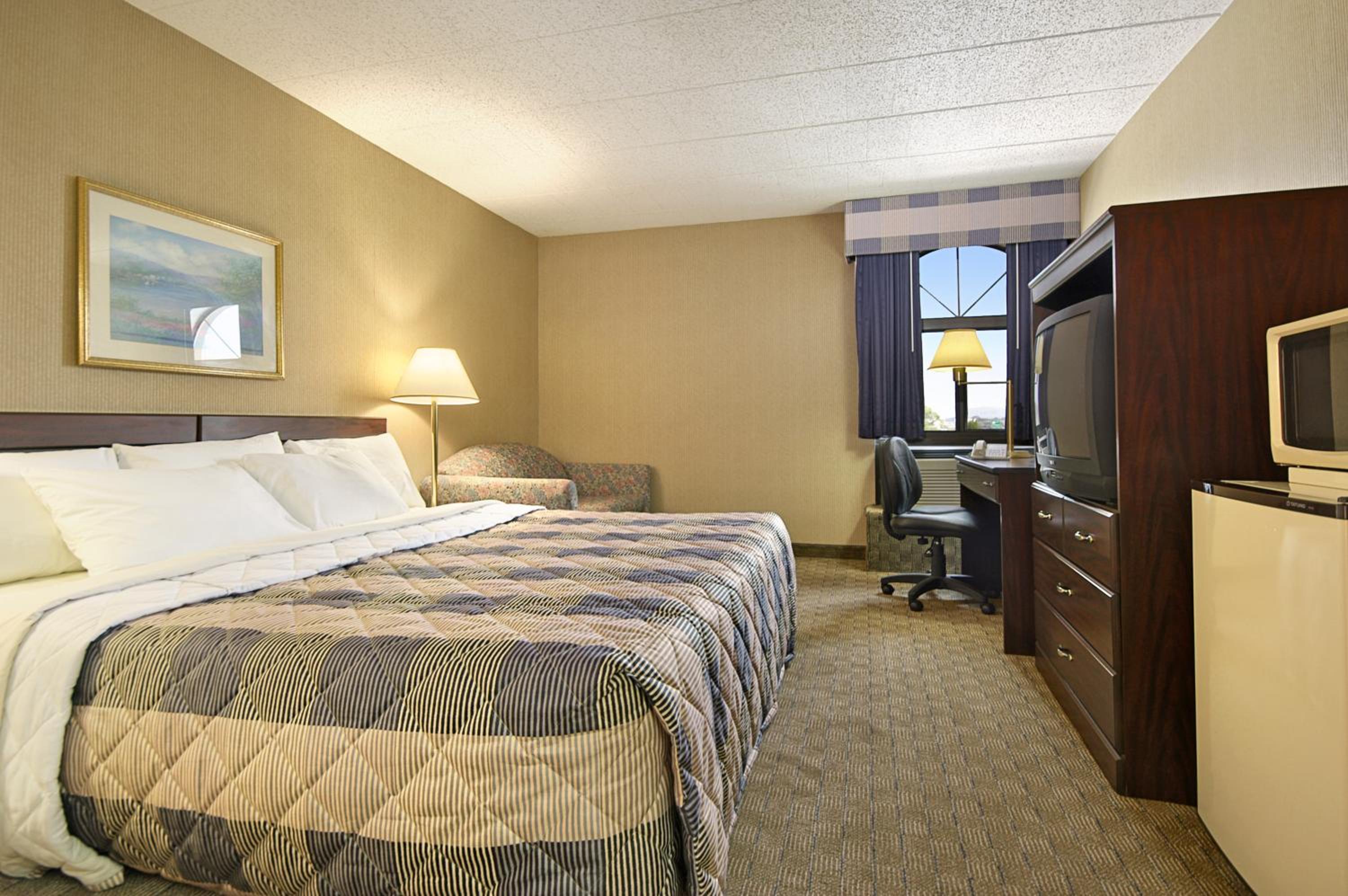 King Room - Non-Smoking - Photo 4