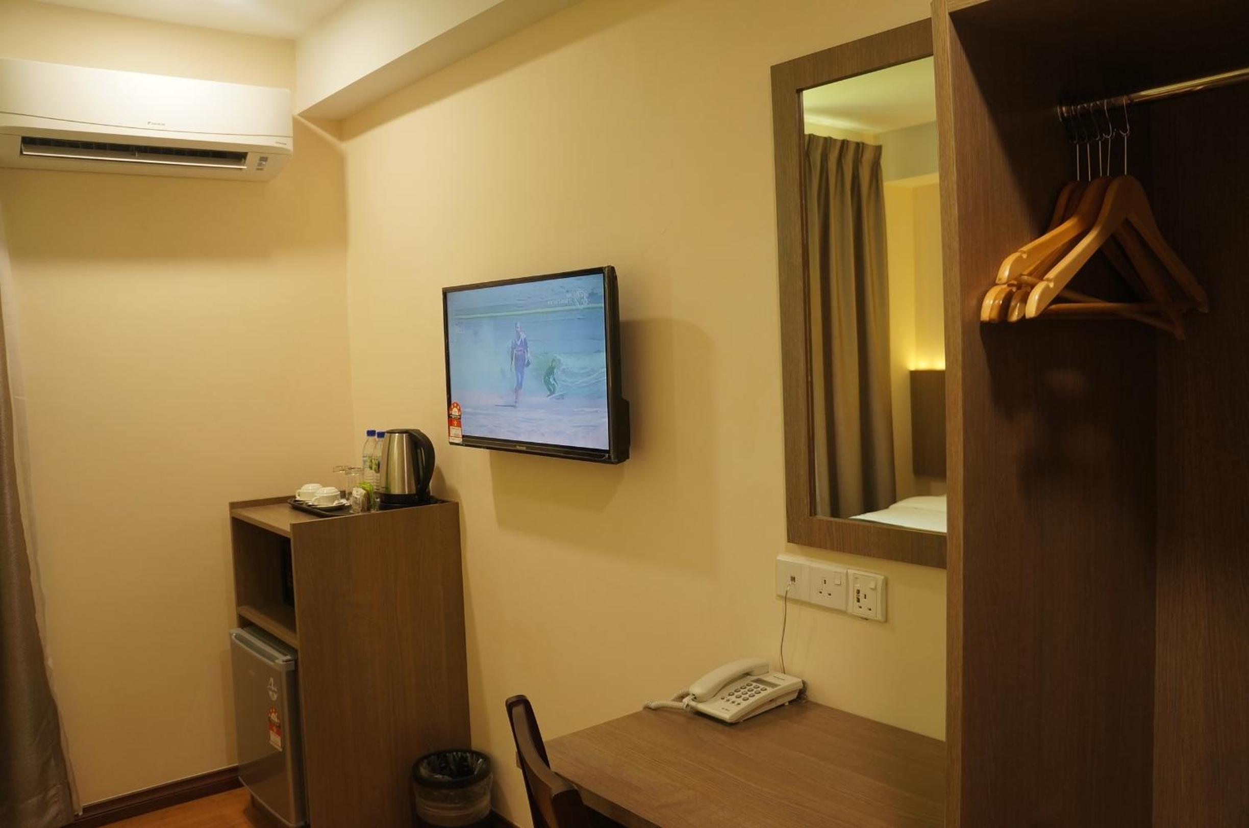 Deluxe Queen Room - Photo 9