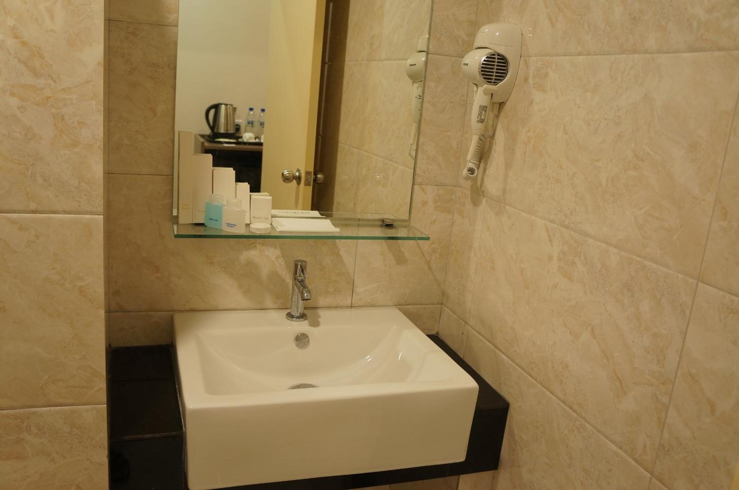 Deluxe Queen Room - Photo 7