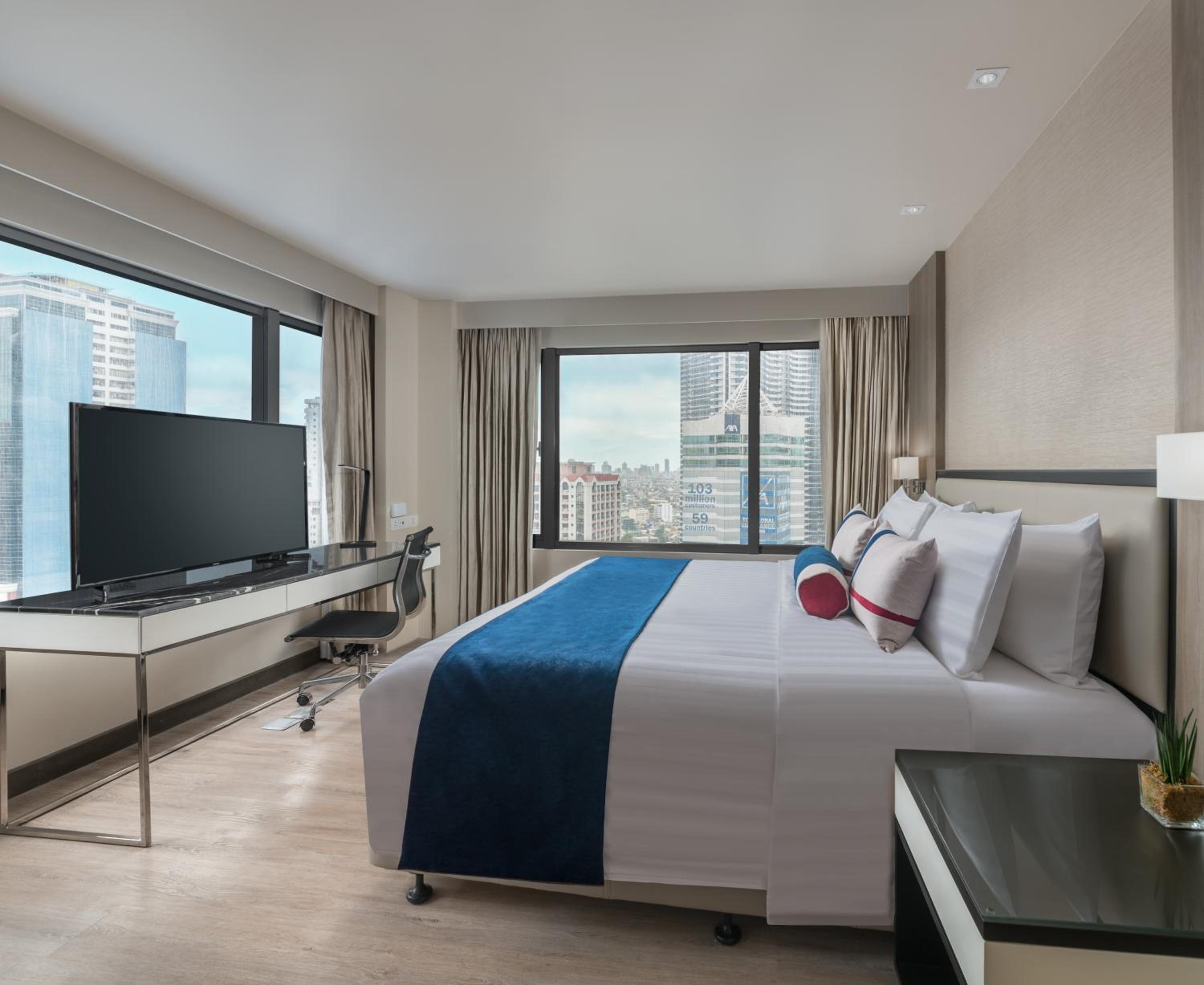 Studio Premier Room with 1 King Bed and Kitchenette - Photo 1