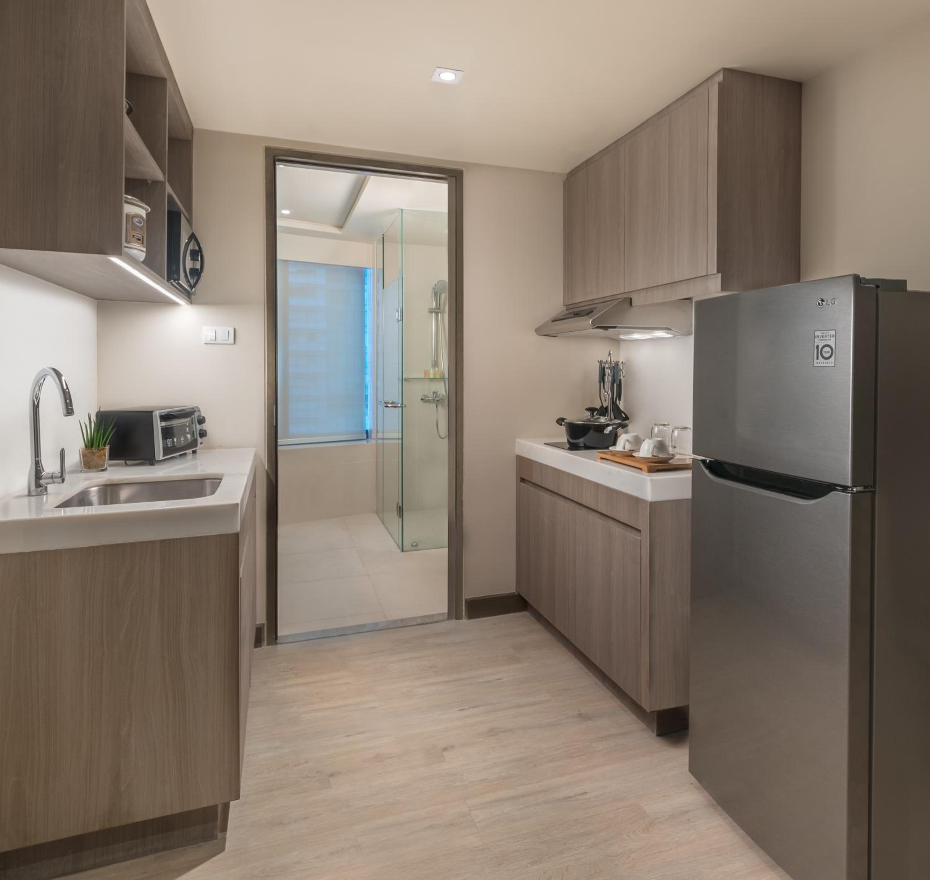 Studio Premier Room with 1 King Bed and Kitchenette - Photo 6