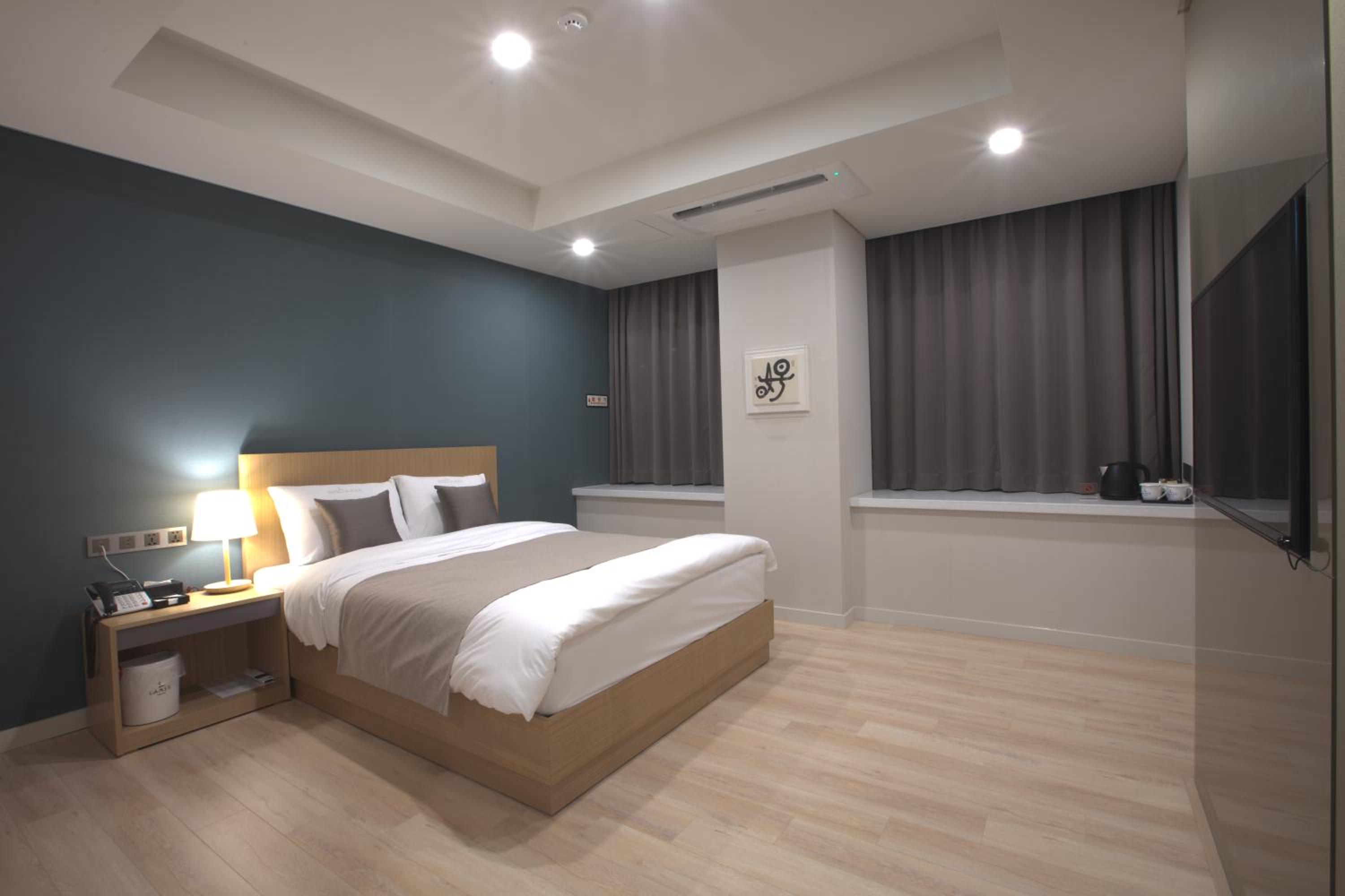 Large Double Room - Photo 4