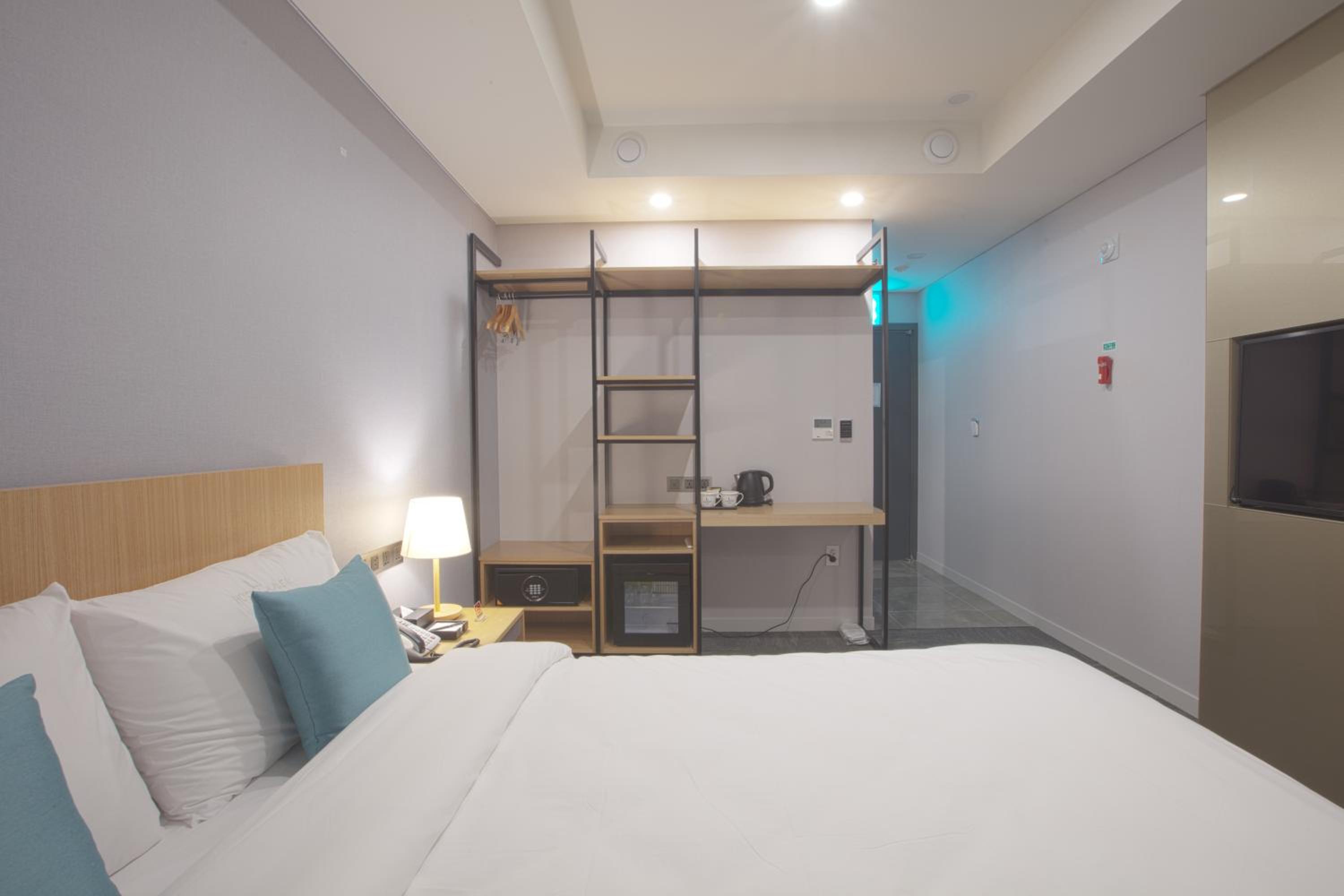 Large Double Room - Photo 8