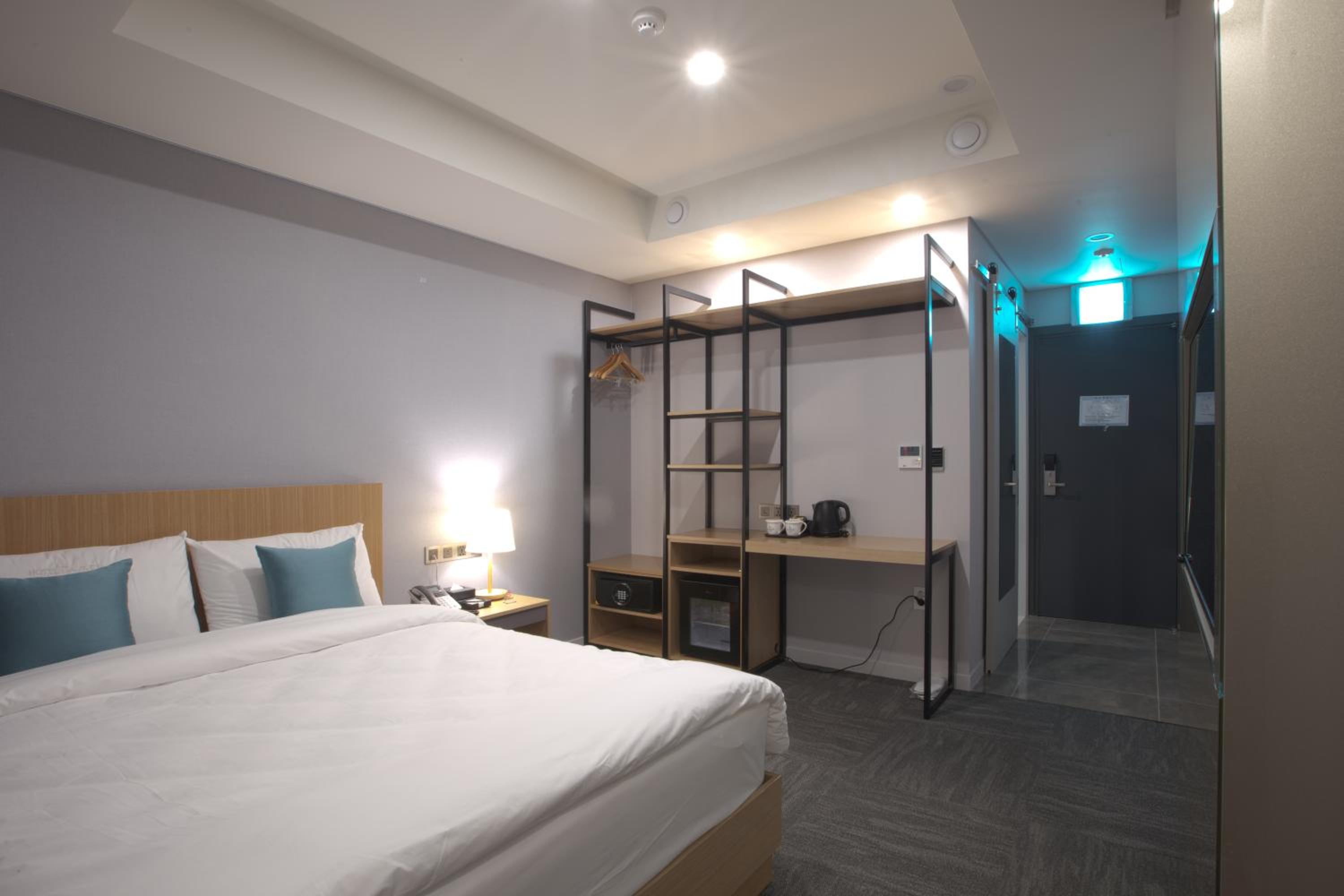 Large Double Room - Photo 14