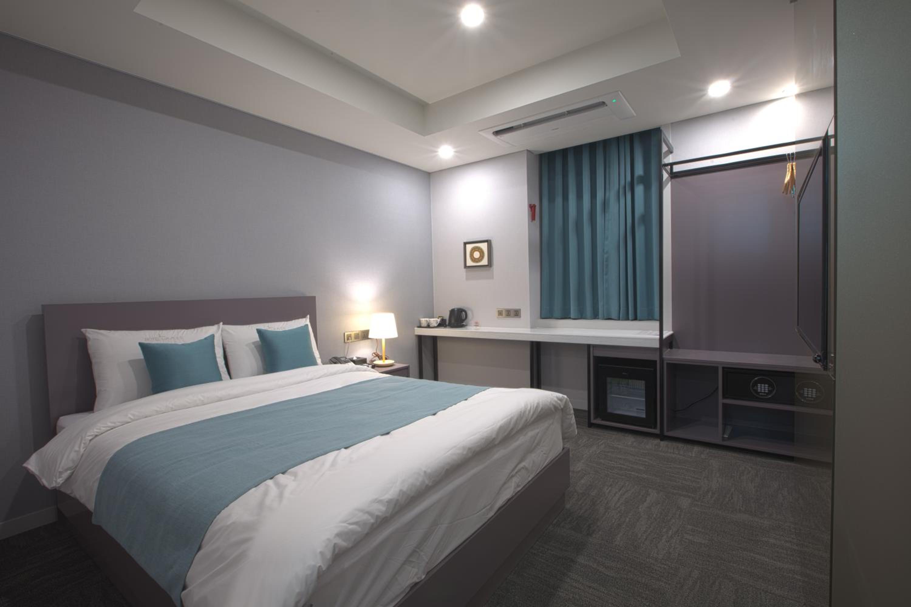 Large Double Room - Photo 1