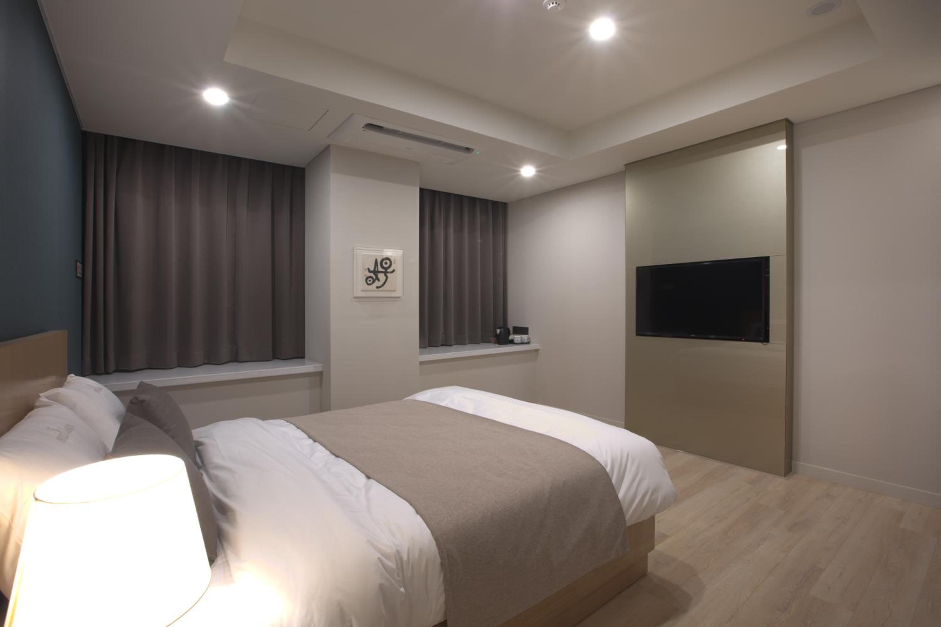 Large Double Room - Photo 3