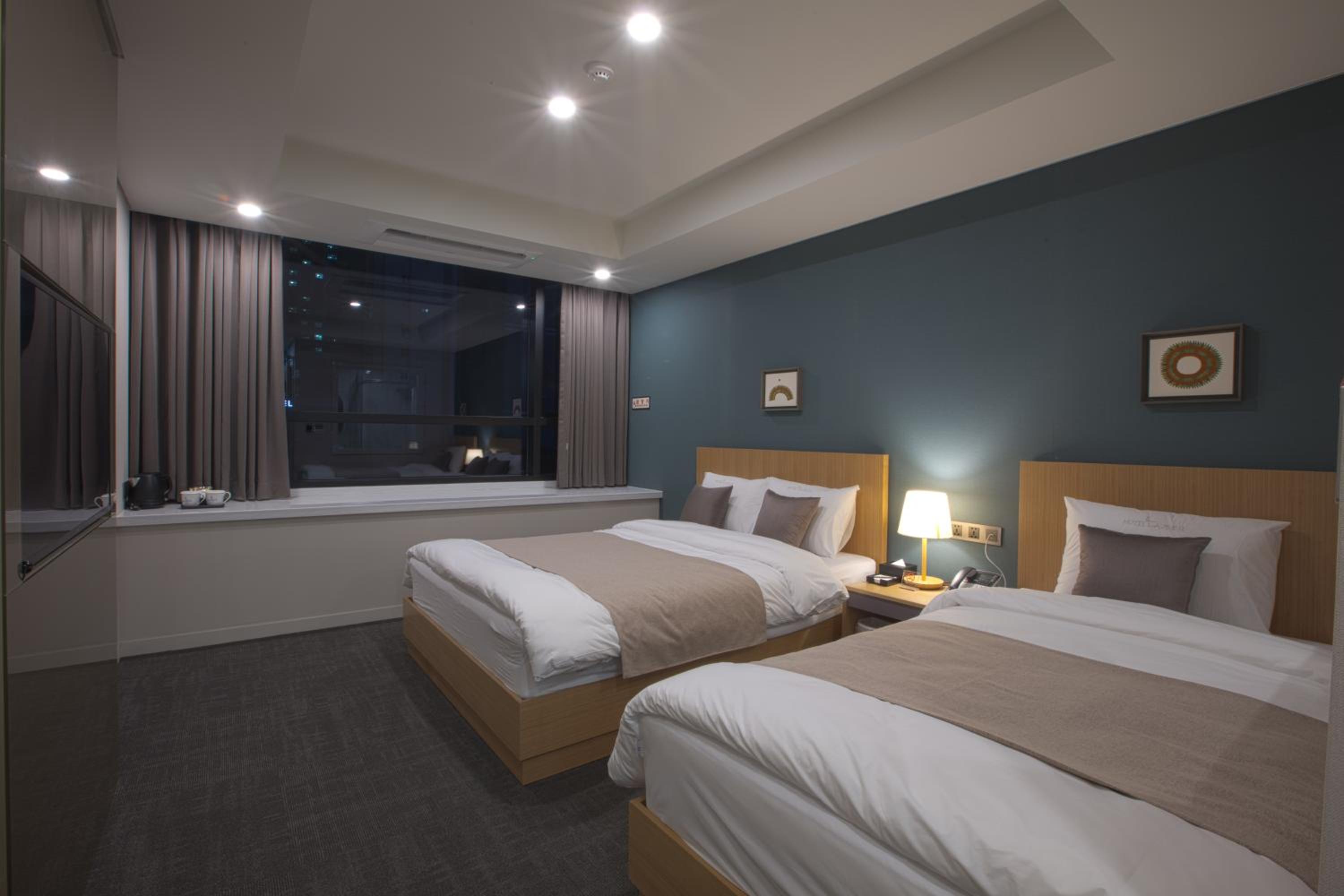 Large Twin Room - Photo 2