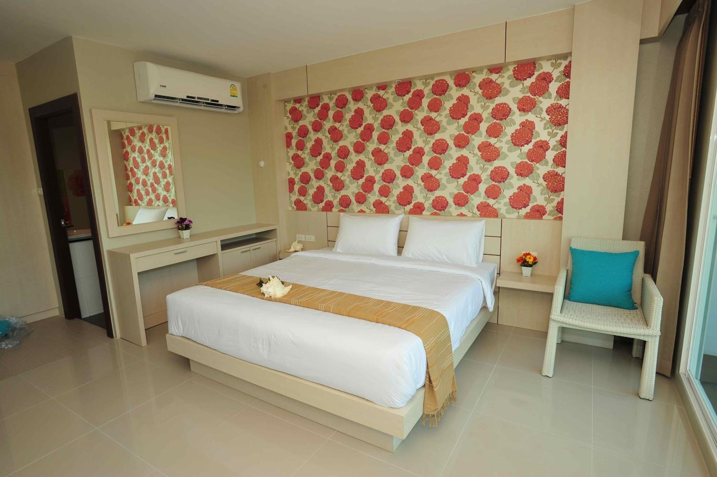 Superior King Room with Partial Seaview photo 3
