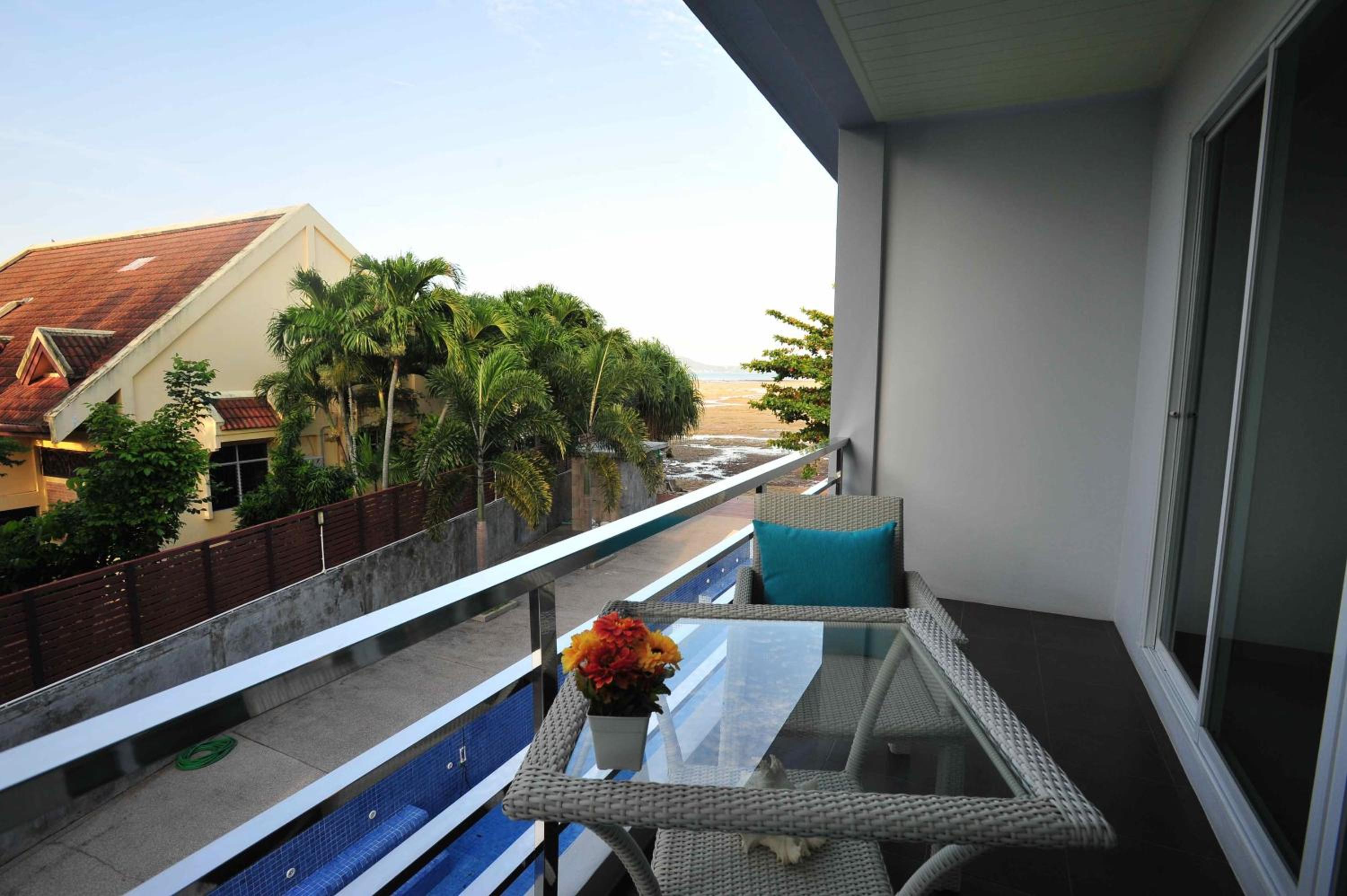 Superior King Room with Partial Seaview photo 2