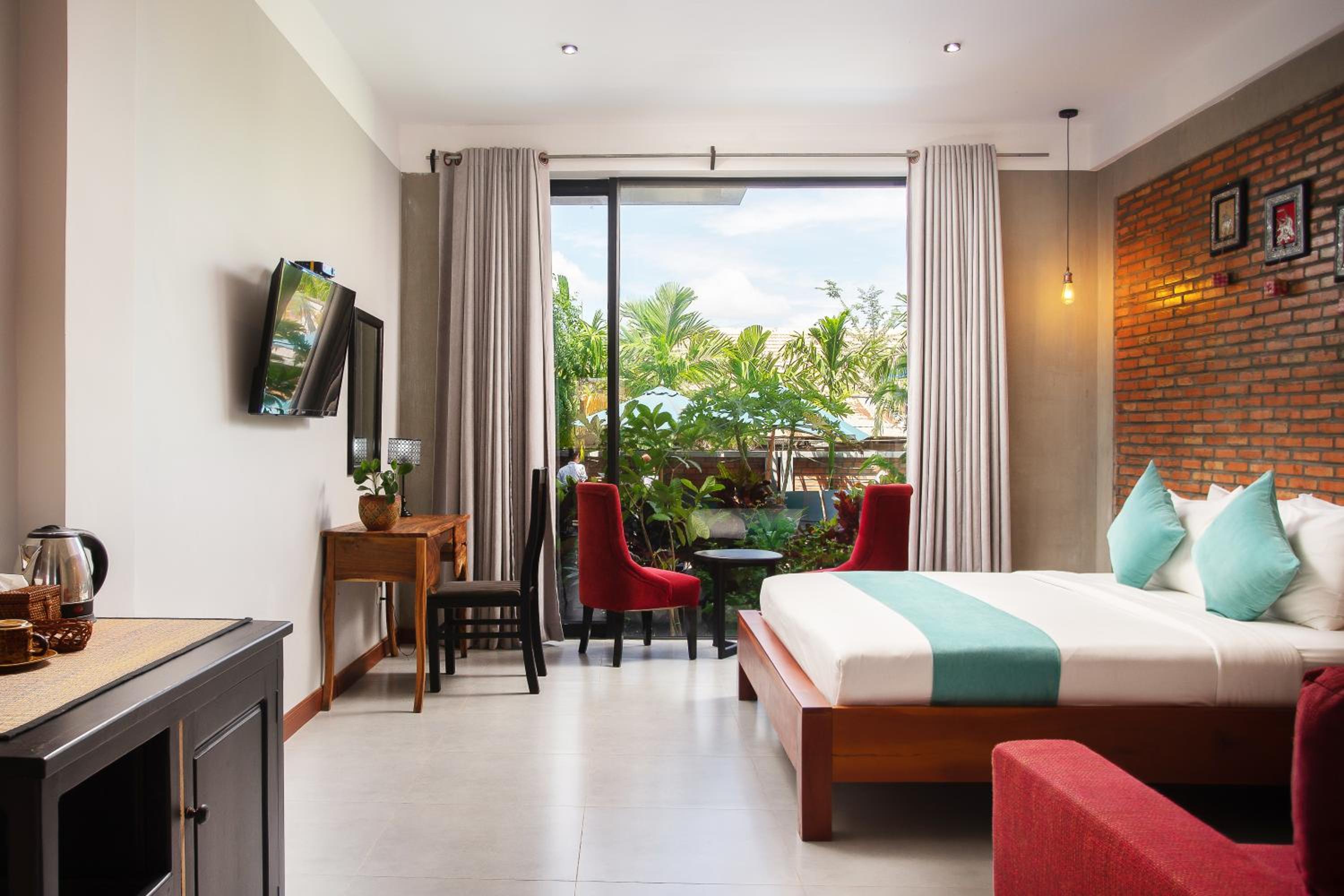 Deluxe Double or Twin Room with Pool View photo 1