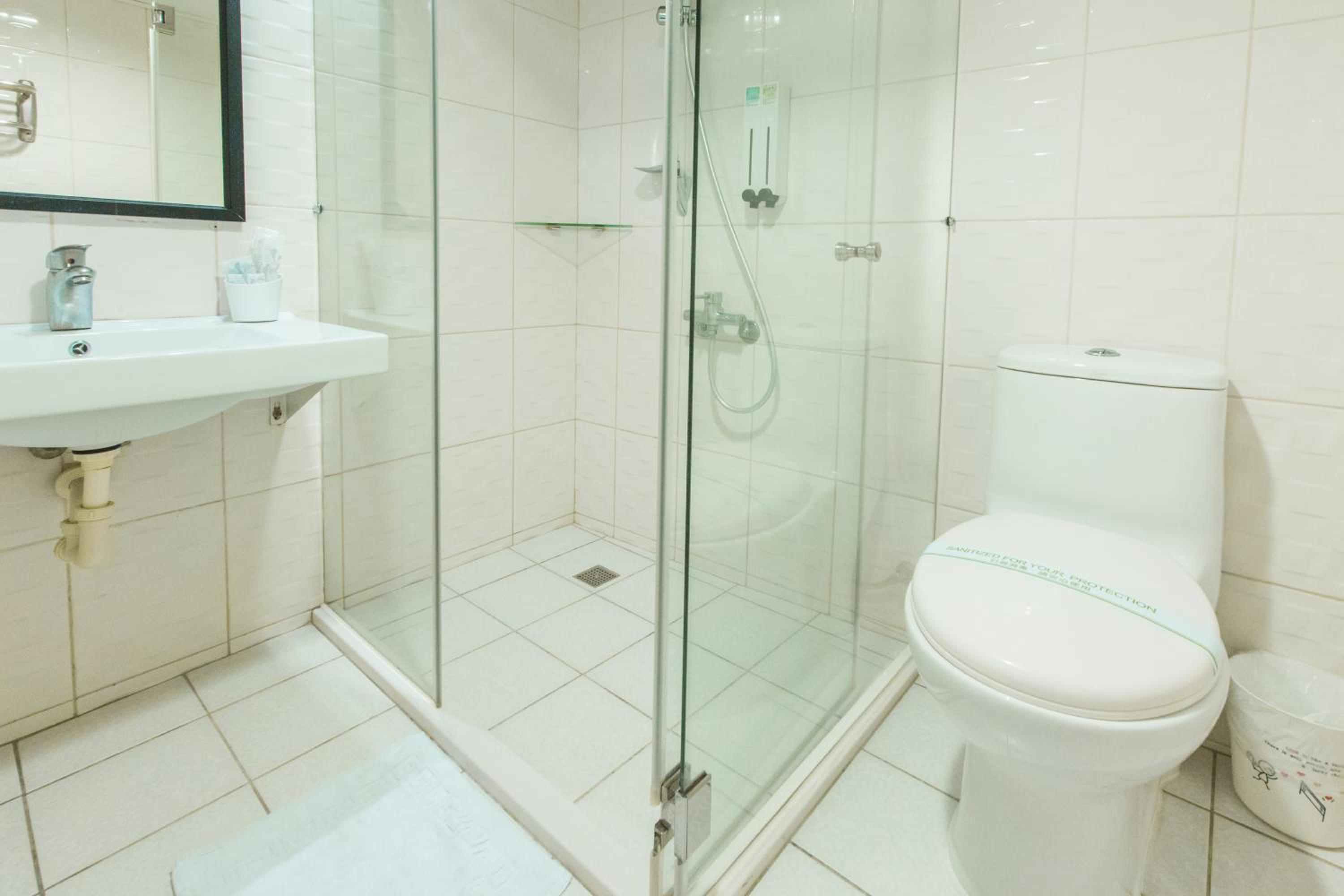 Economy Double Room (Noise Tolerance Required) - Photo 4