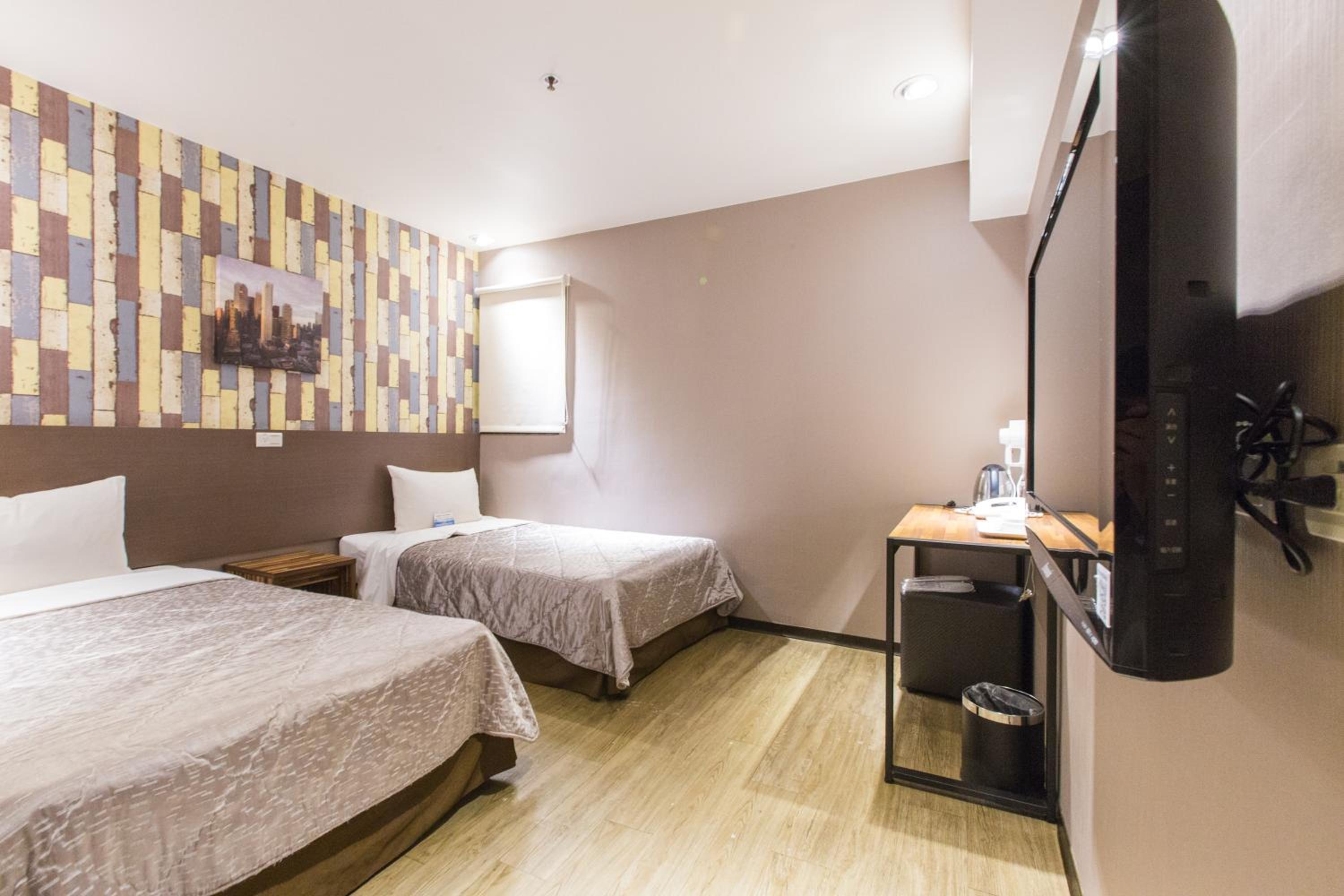Economy Twin Room - No Window (Noise Tolerance Required) photo 1