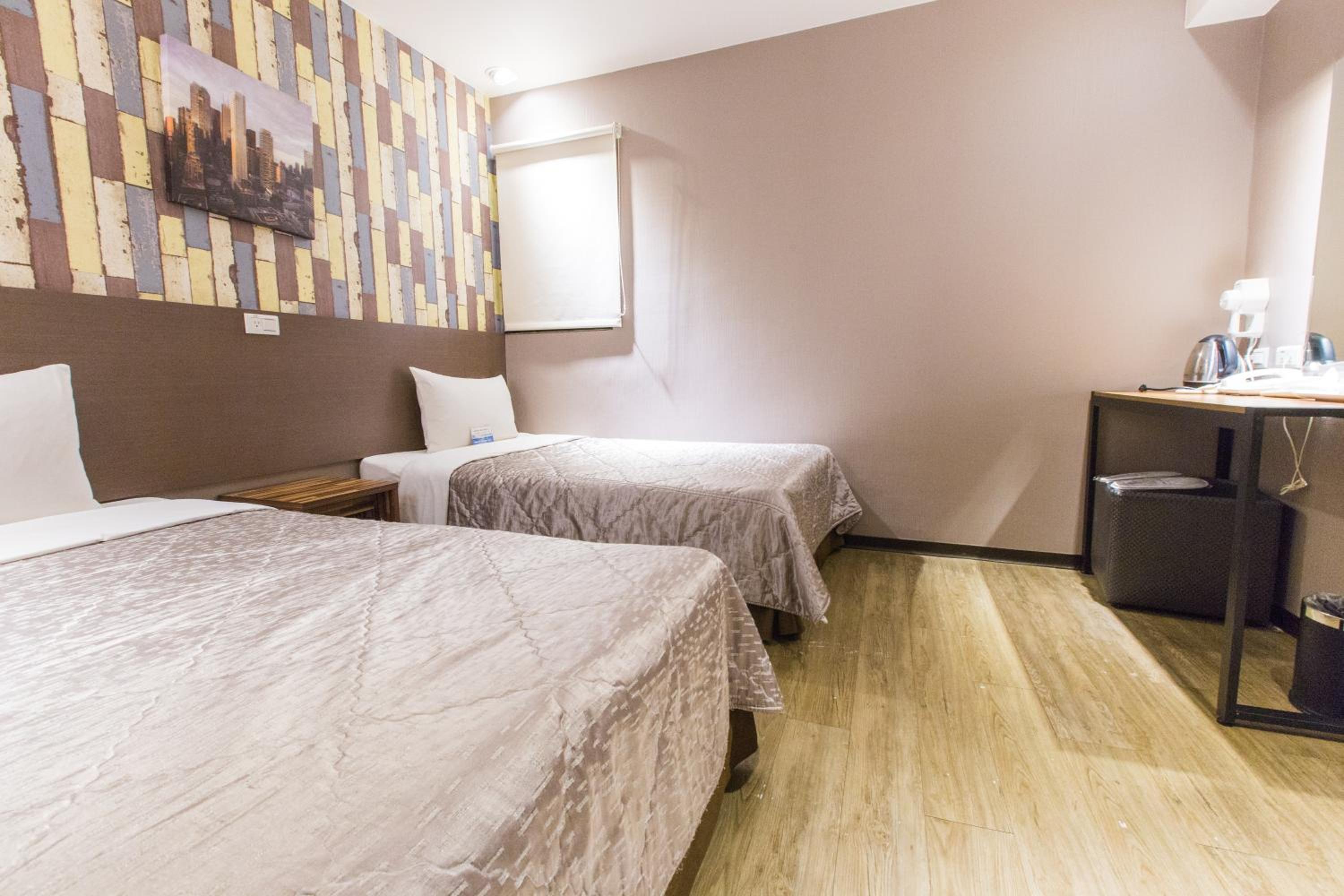 Economy Twin Room - No Window (Noise Tolerance Required) photo 3