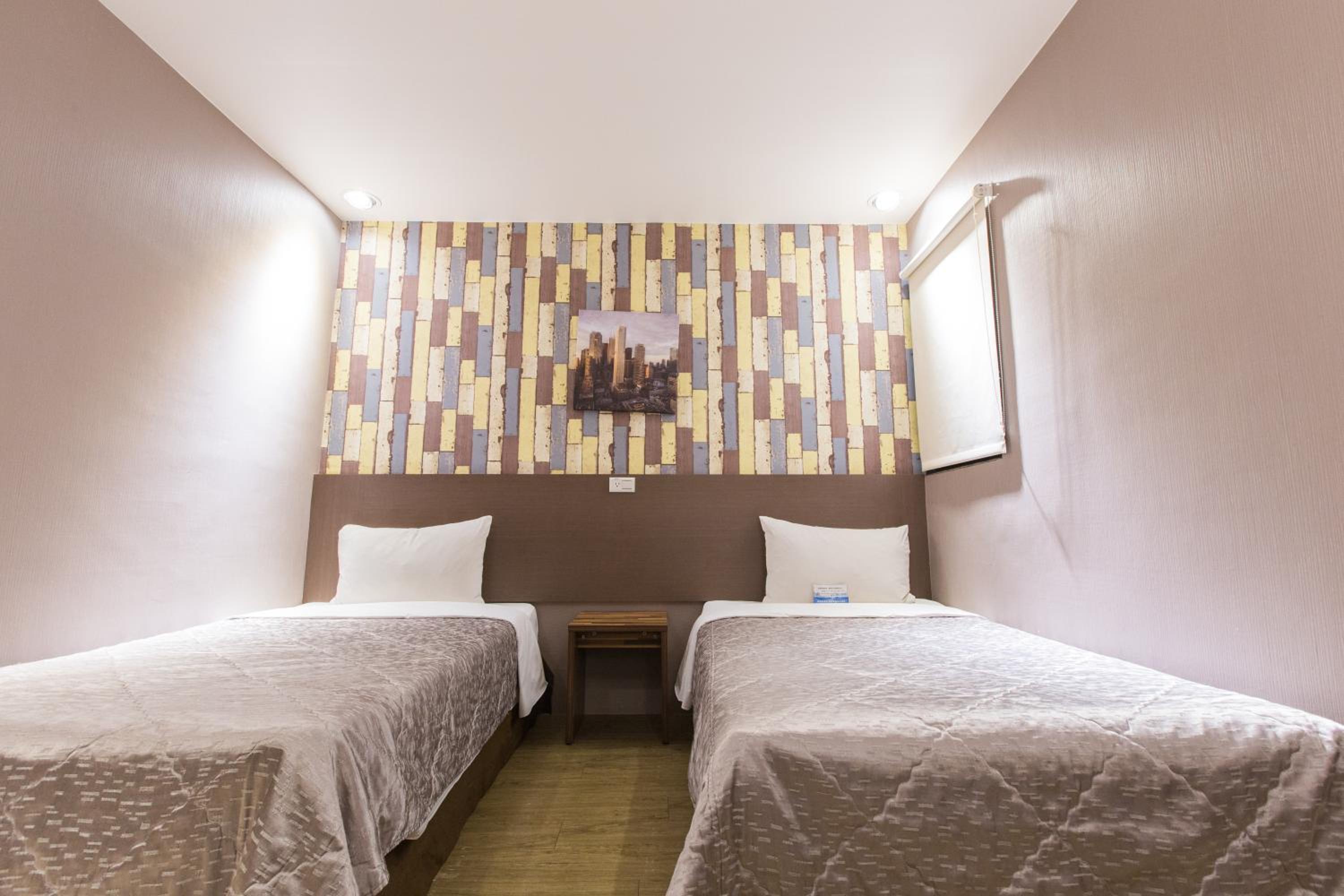 Economy Twin Room - No Window (Noise Tolerance Required) photo 2