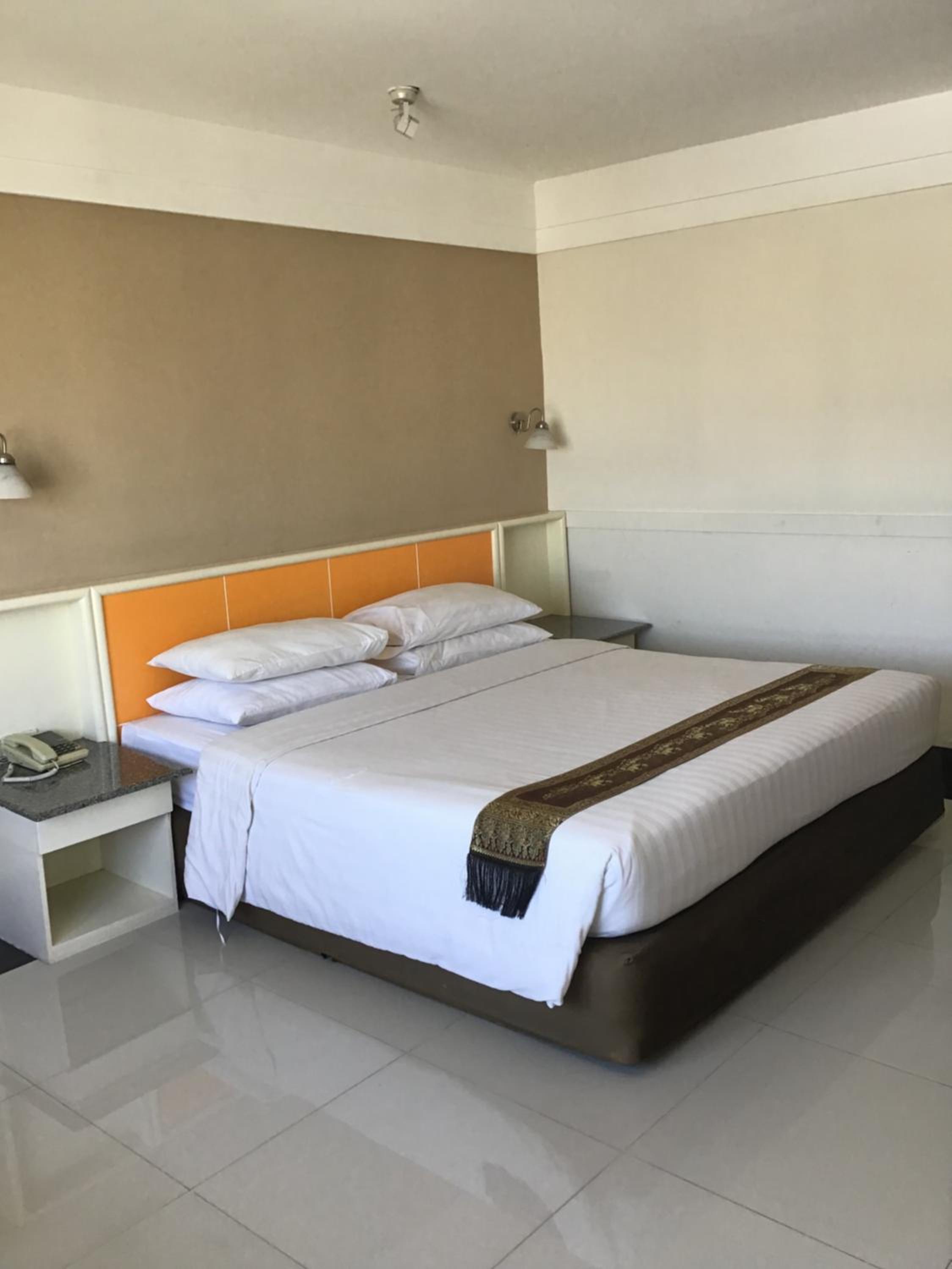 Standard Double or Twin Room - Photo 8