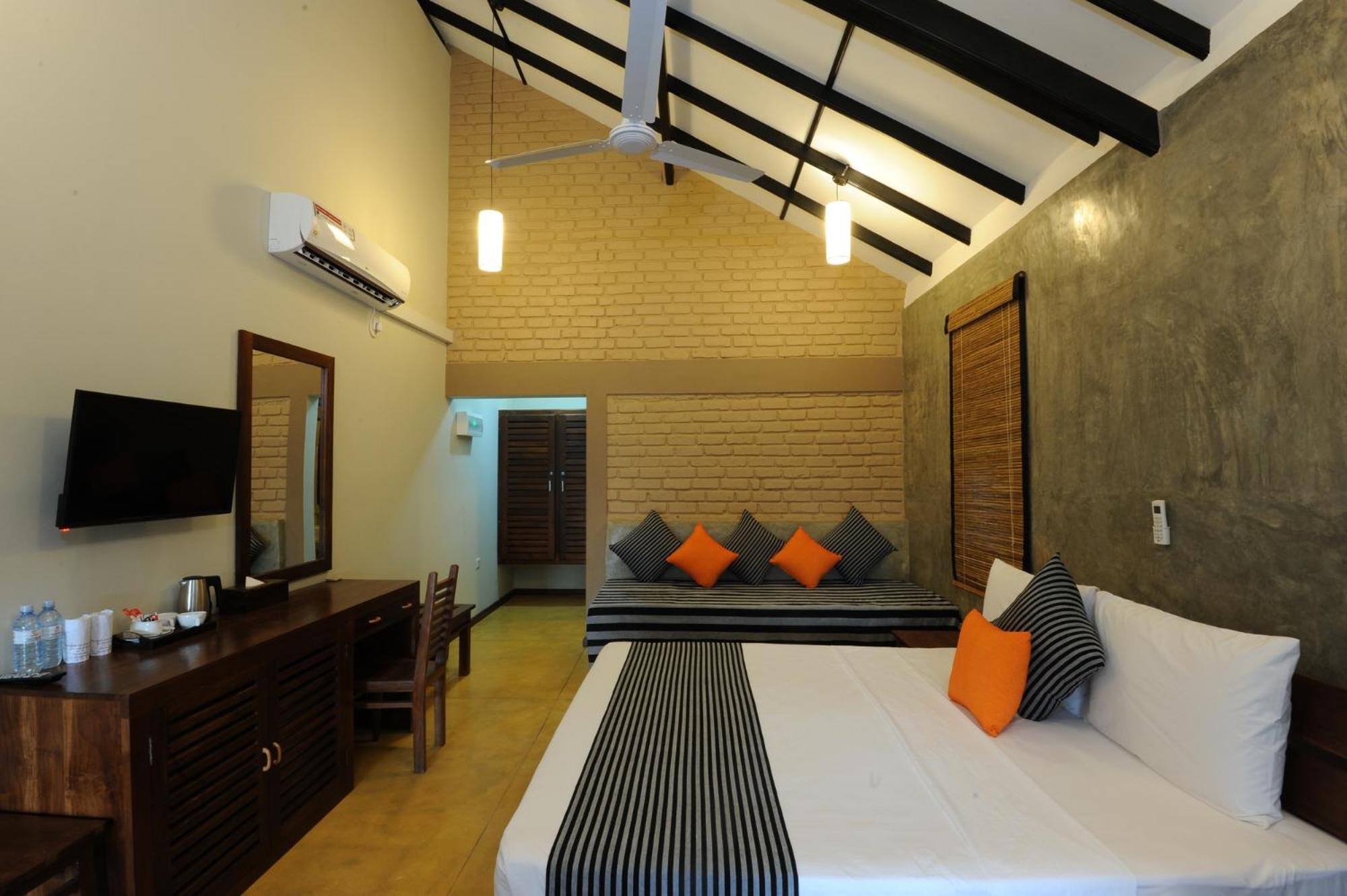 Deluxe Double Room with Sea View - Photo 11