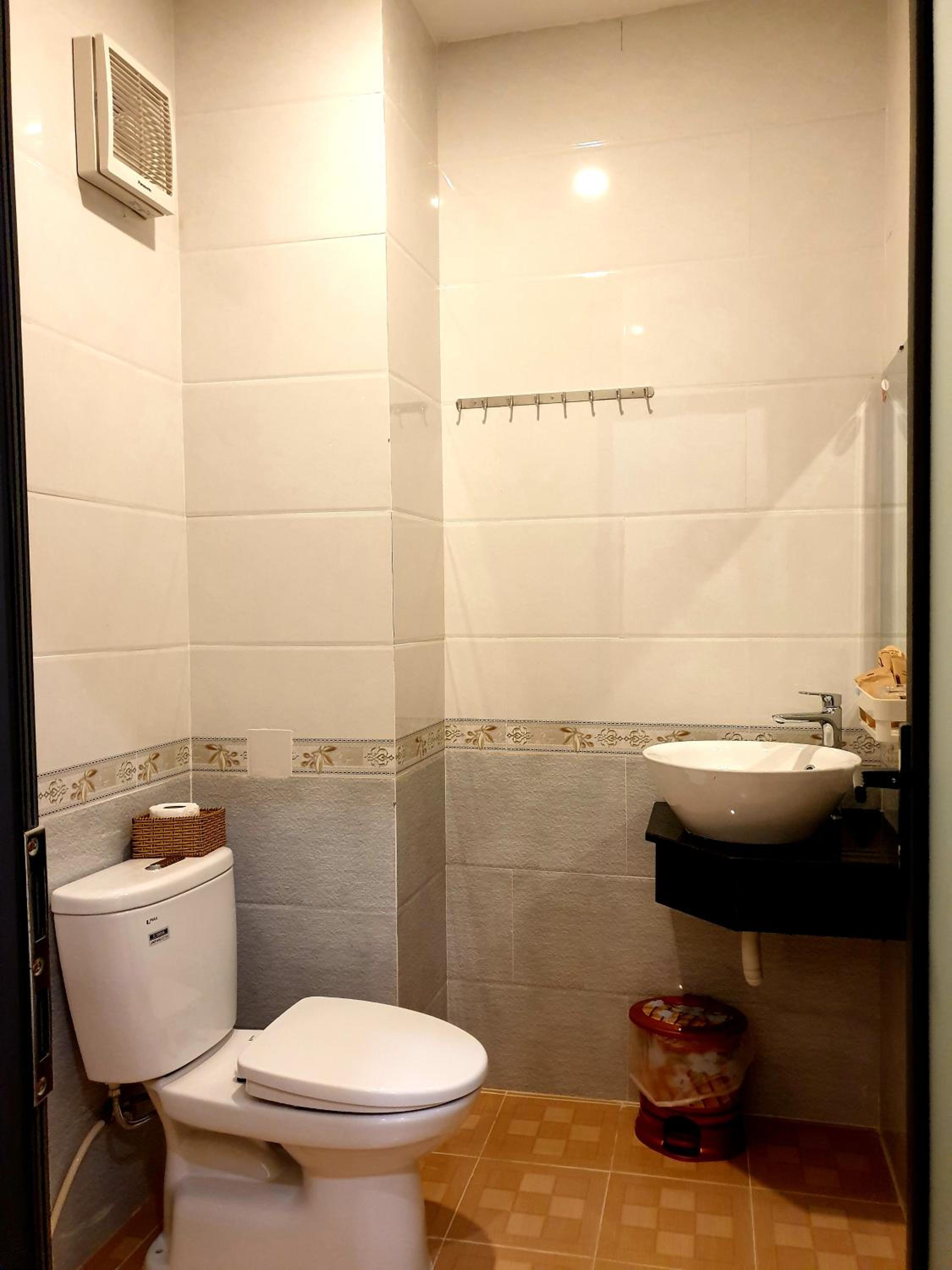 Standard King Room - Photo 11
