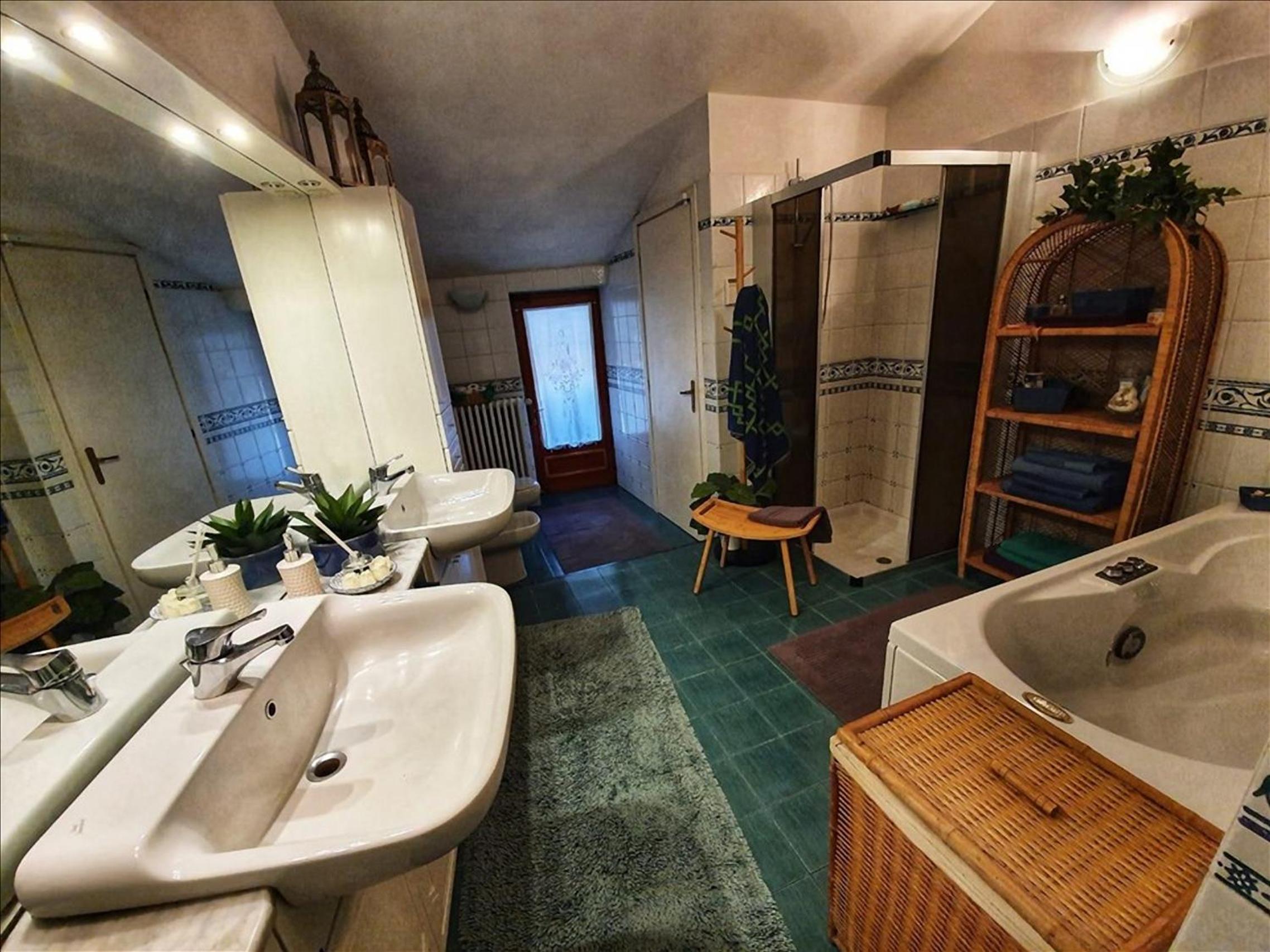 Double Room with Spa Bath - Photo 7