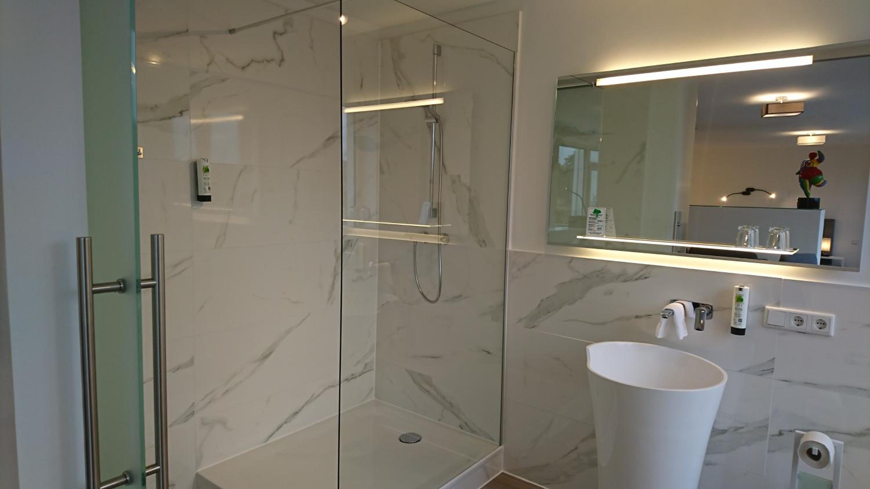 Junior Suite with Balcony - Photo 18