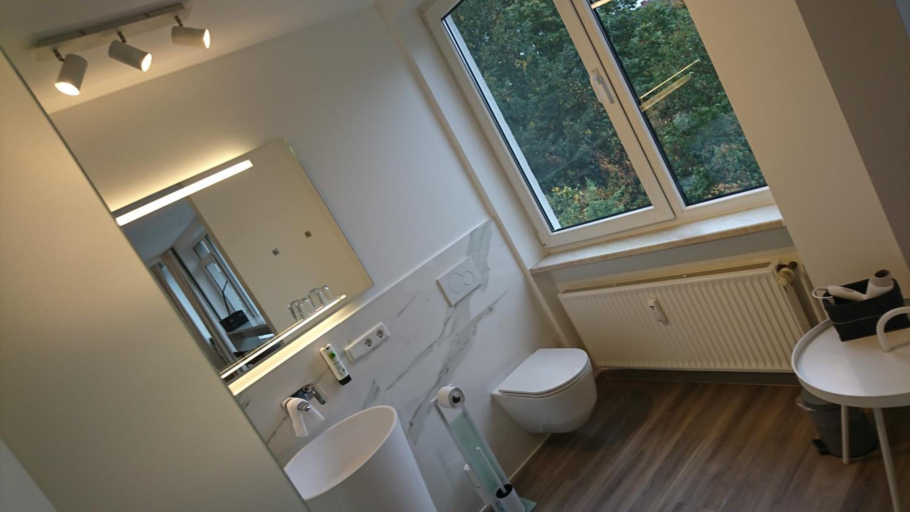 Junior Suite with Balcony - Photo 16