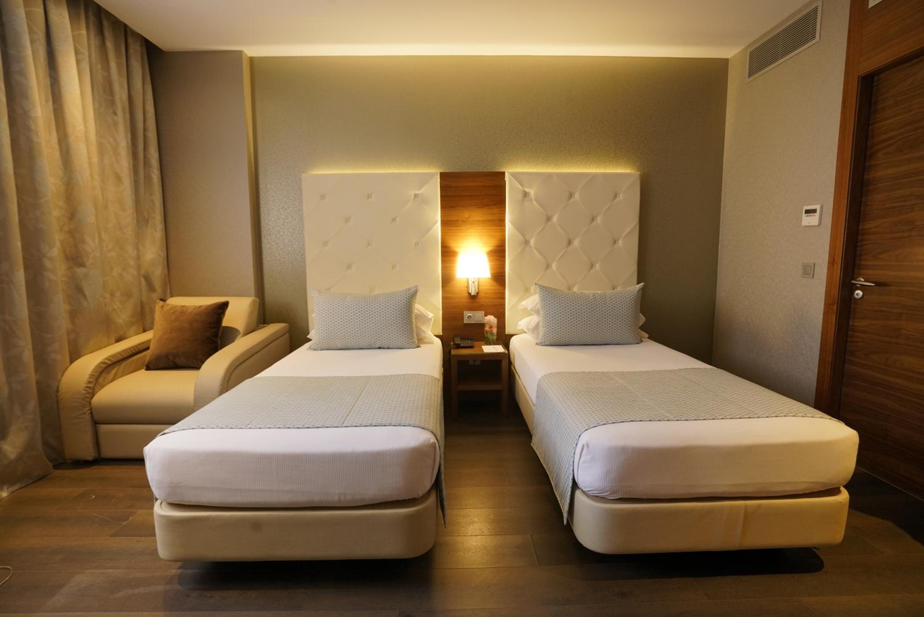 Deluxe Double or Twin Room with City View photo 2