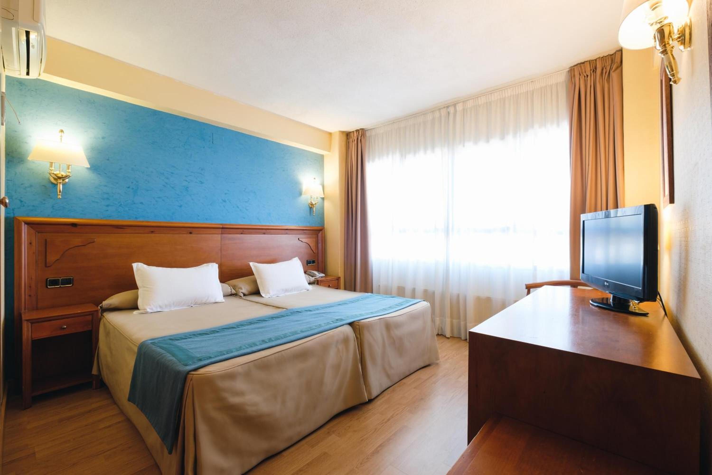 Twin Room - Photo 2