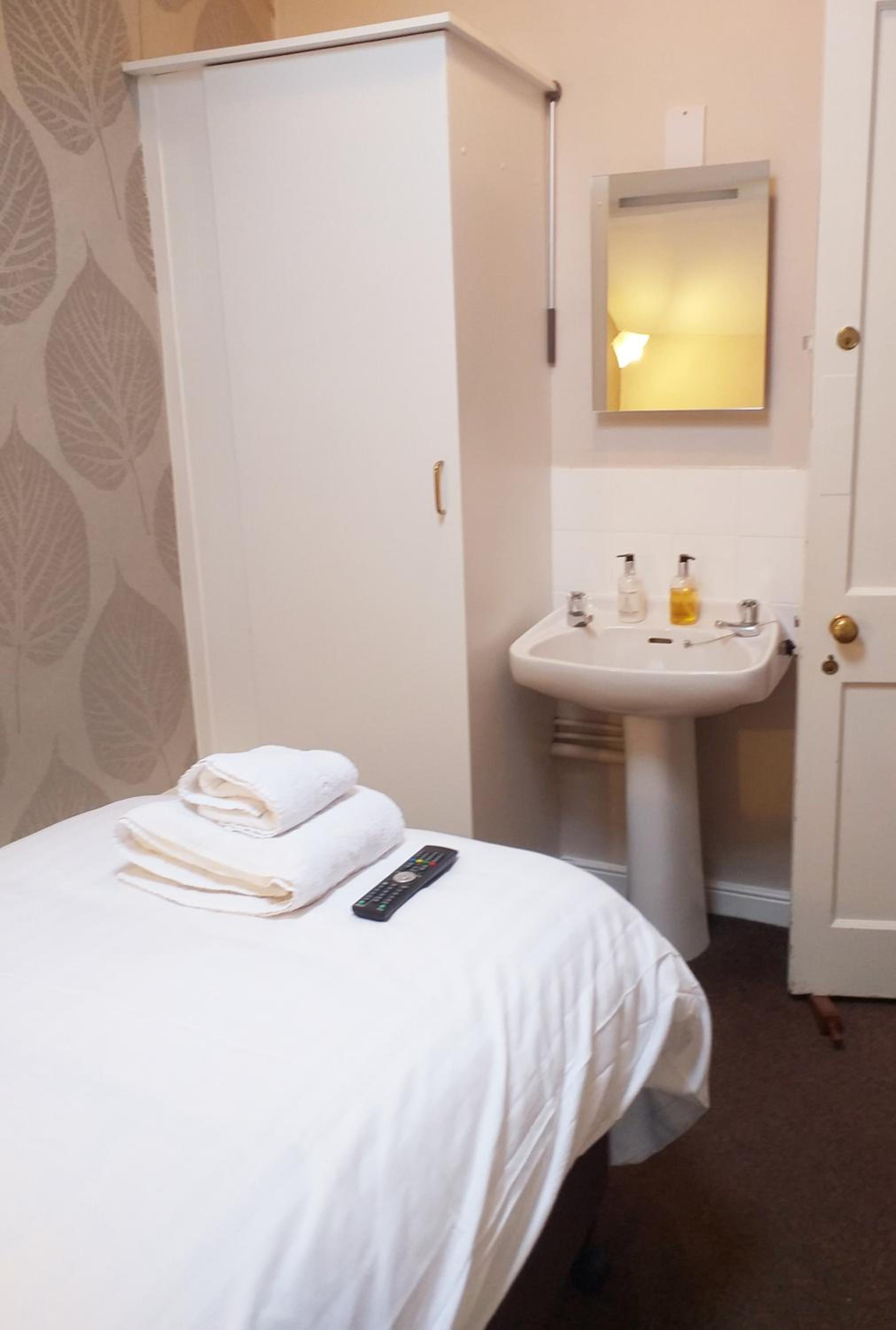 Single Room with Private Bathroom (1st Floor) photo 3