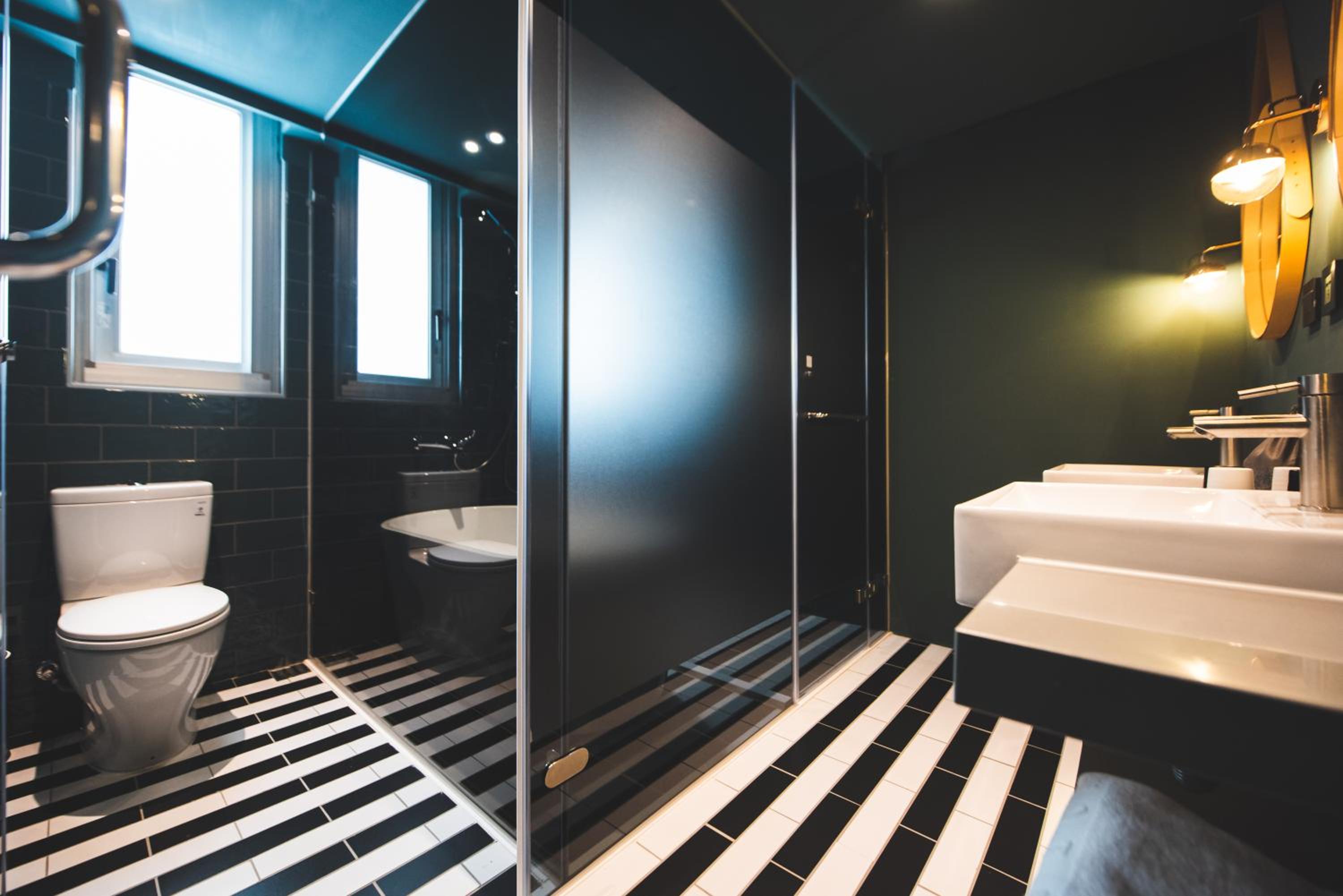 Quadruple Room with Bathroom - Photo 2