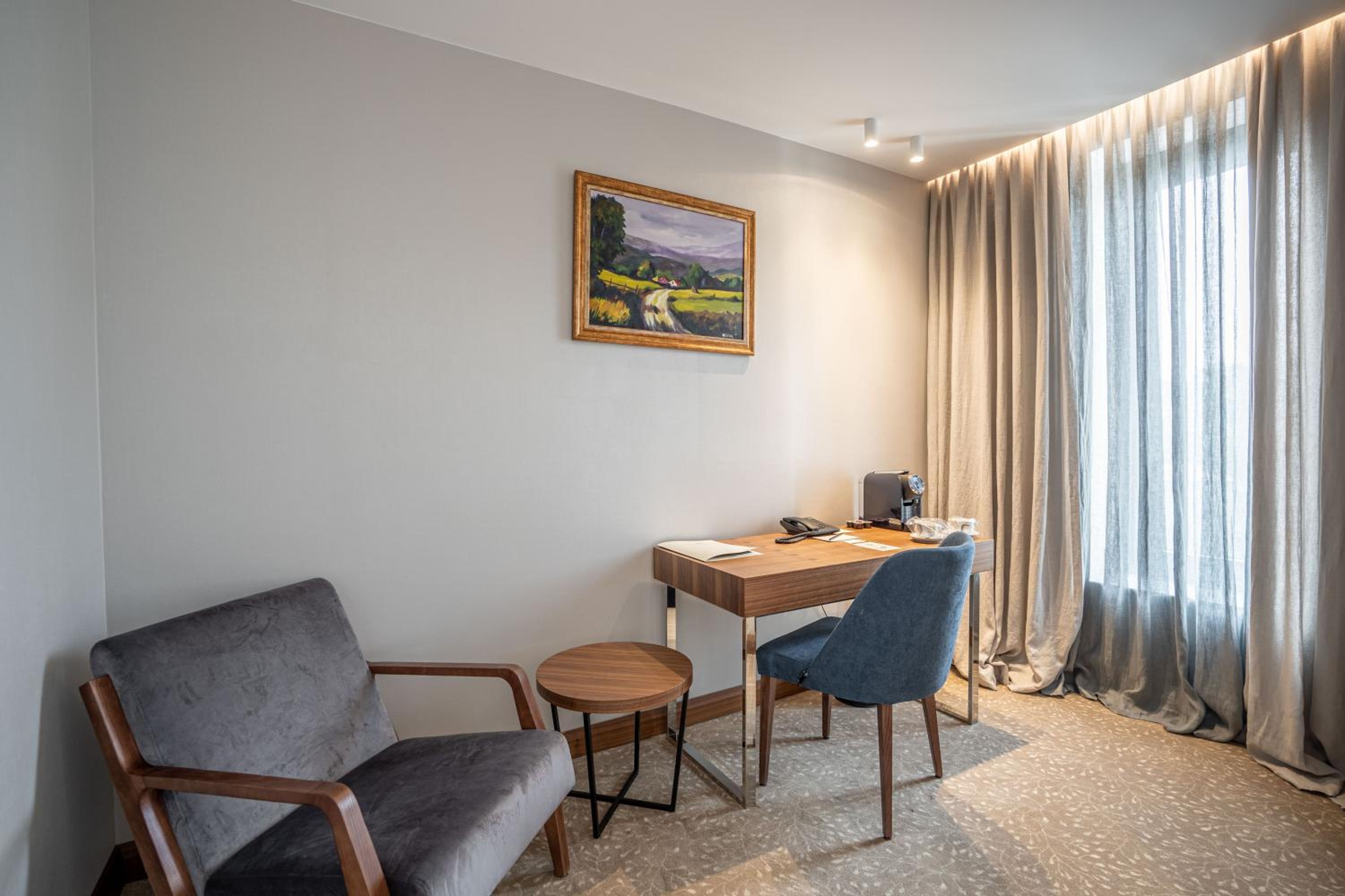 Deluxe Double or Twin Room - Photo 3
