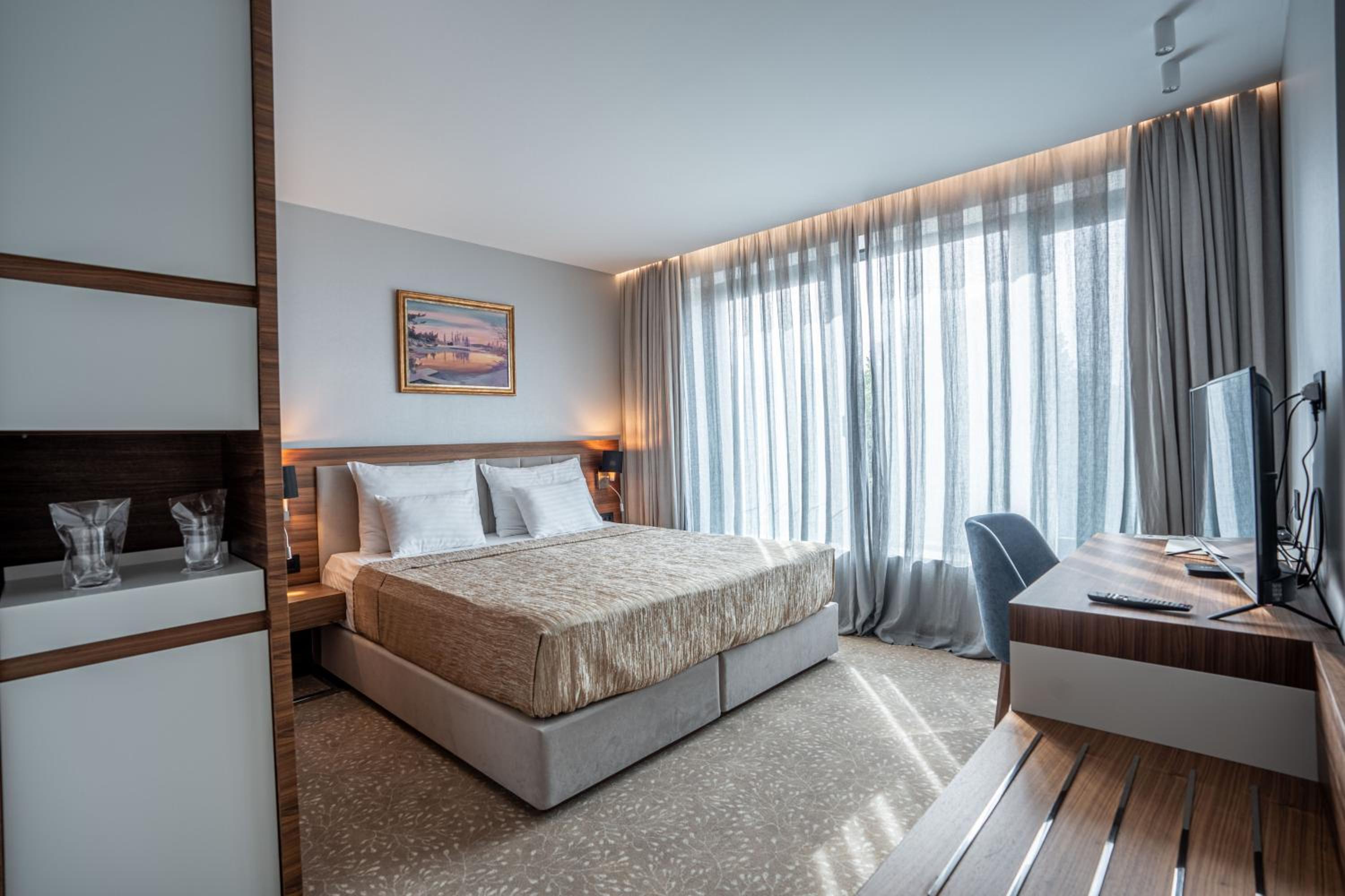 Double or Twin Room with Bathroom - Photo 1