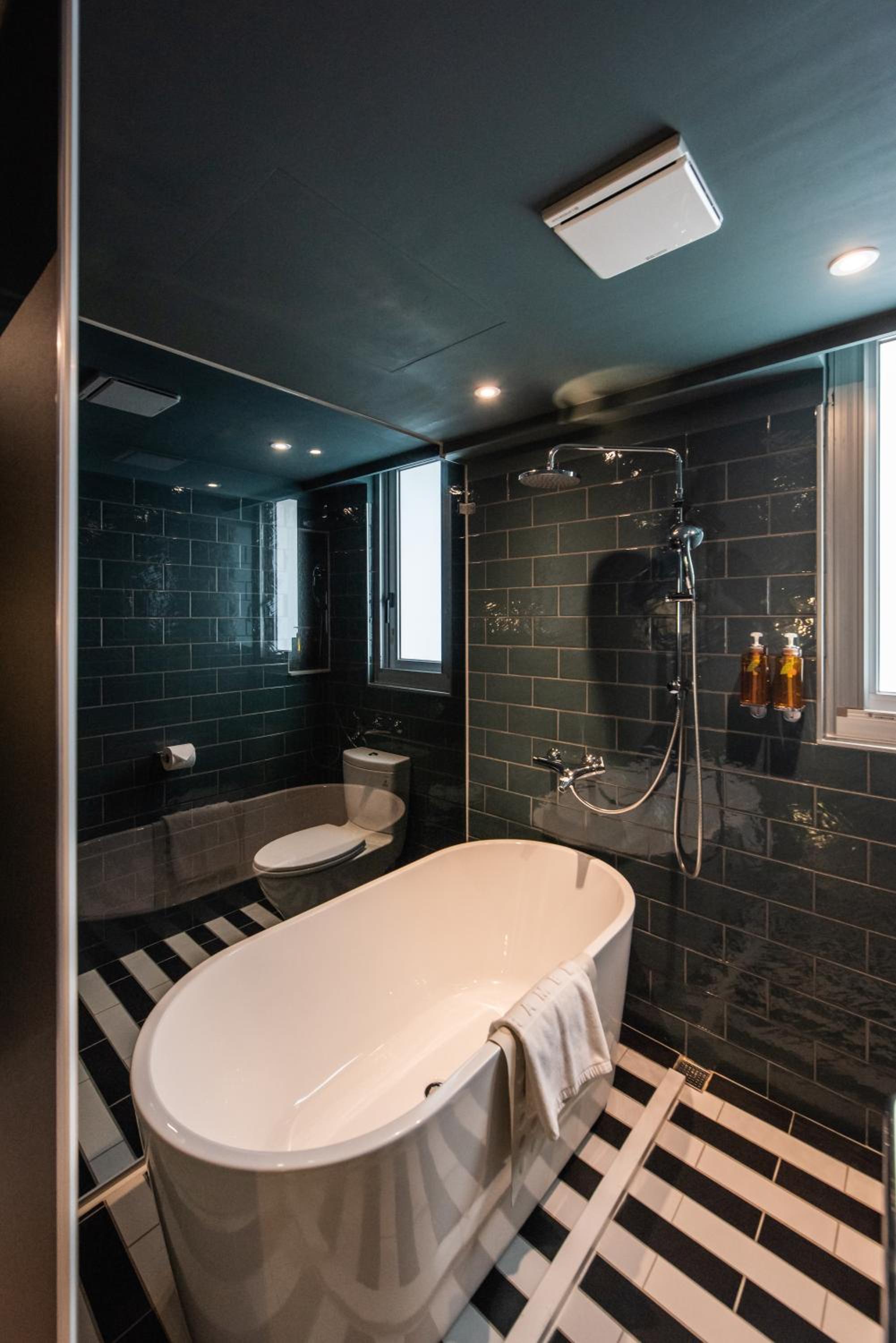 Quadruple Room with Bathroom - Photo 7