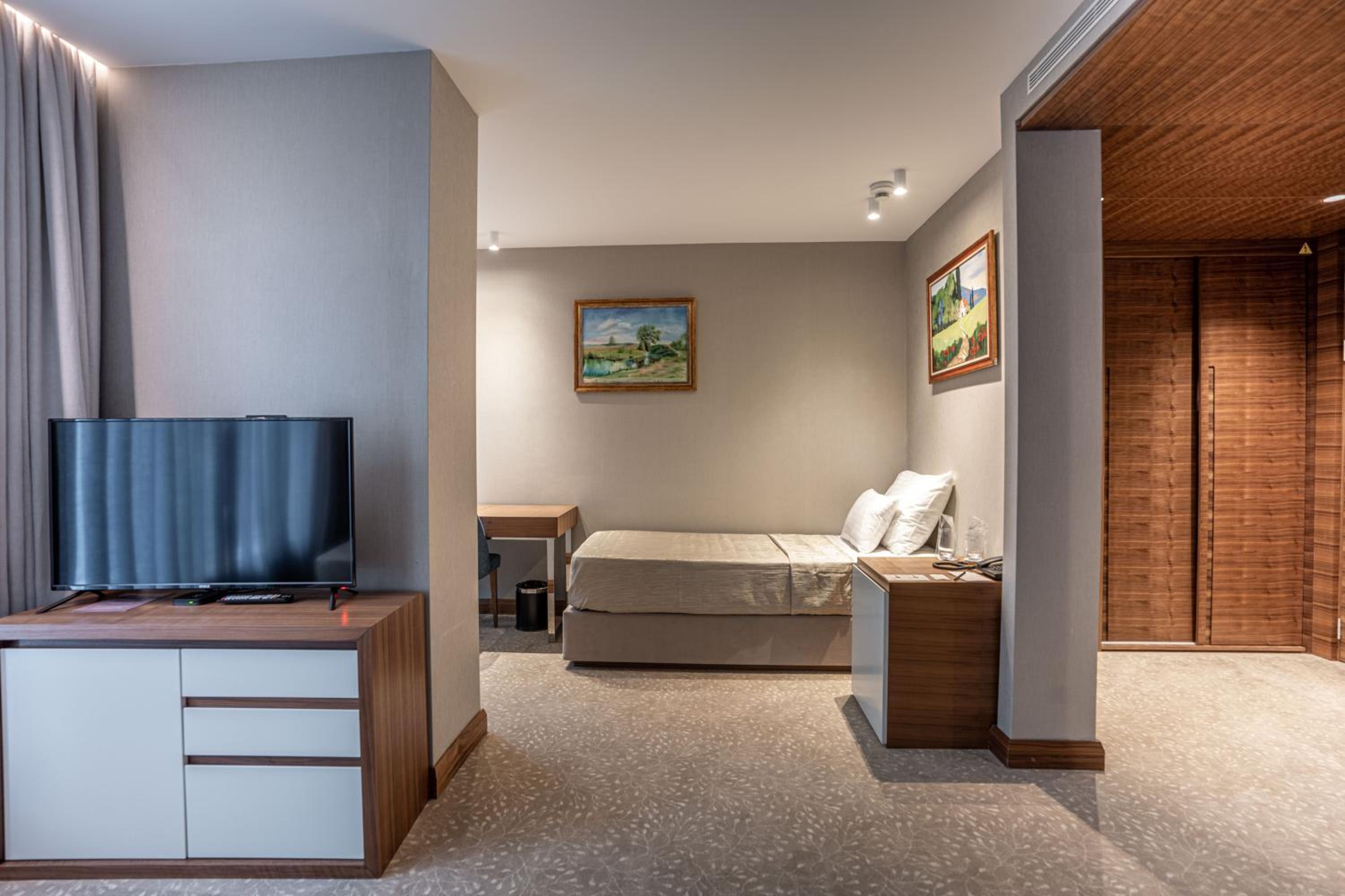 Twin Room - Photo 3