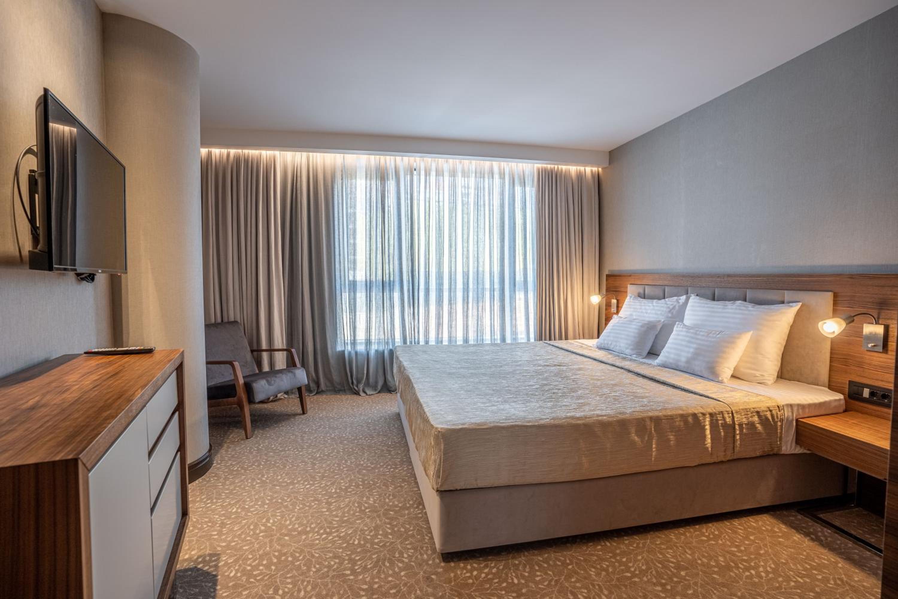 One-Bedroom Suite - Photo 2
