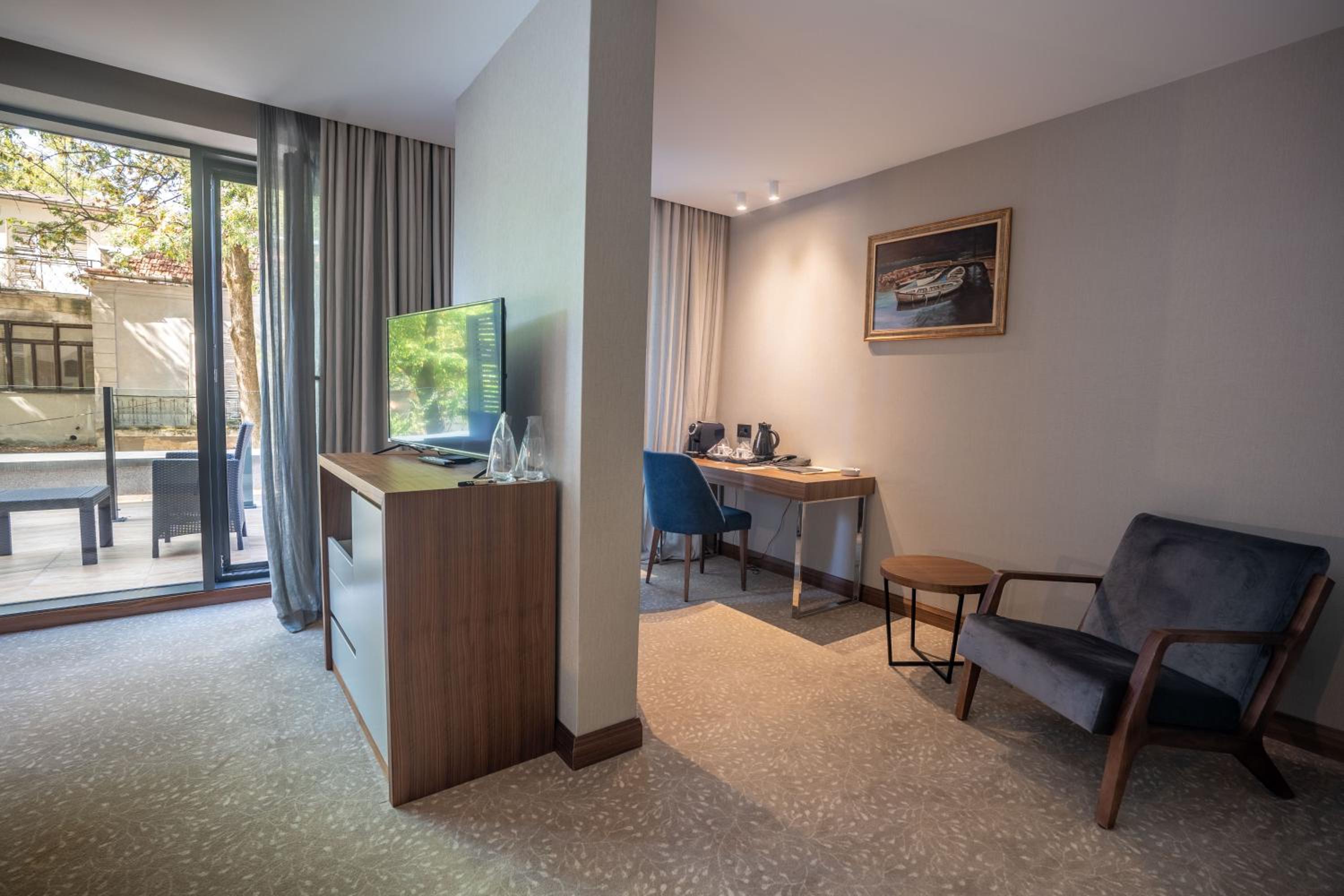 Deluxe Double or Twin Room with Balcony - Photo 7