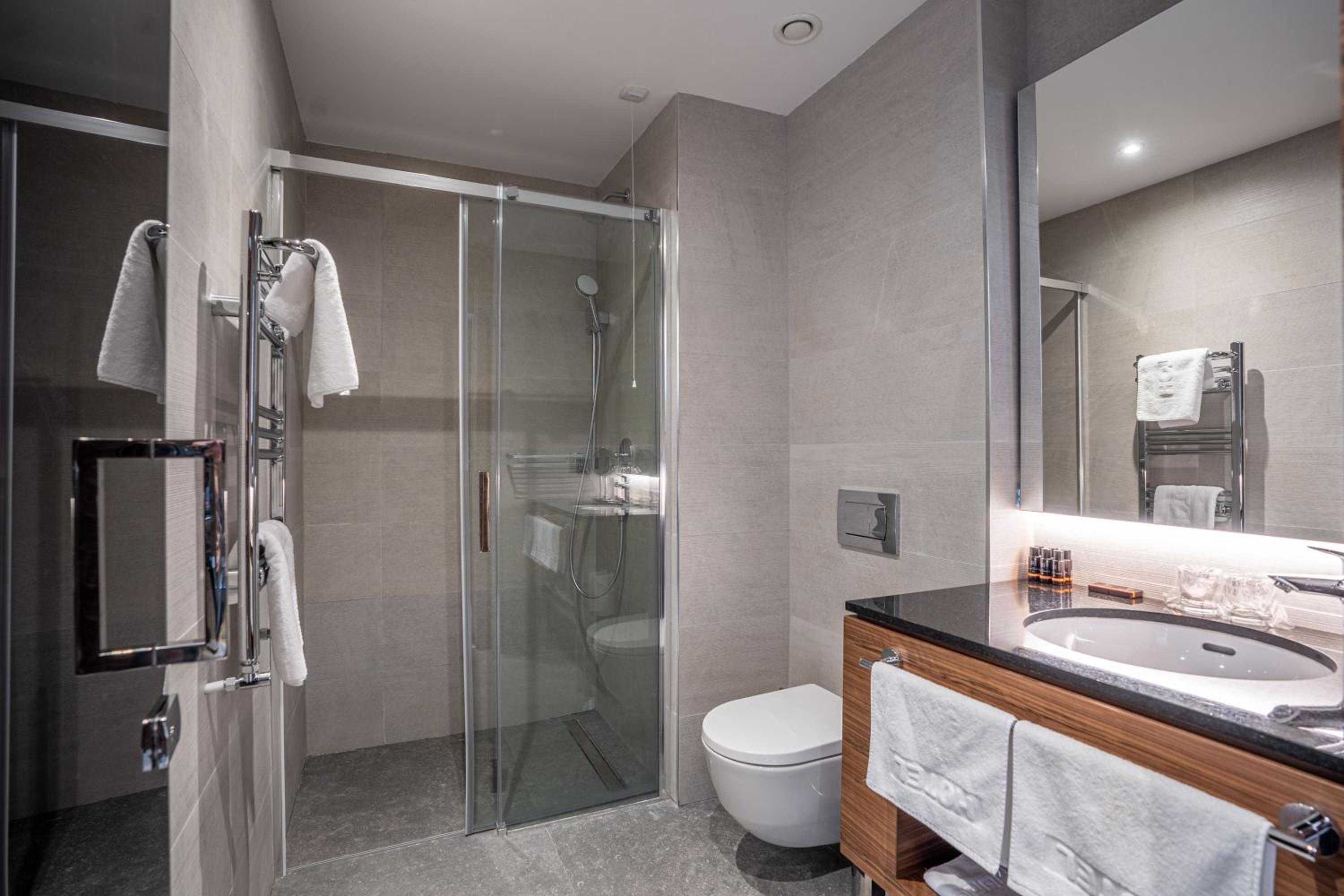 Double or Twin Room with Bathroom - Photo 2