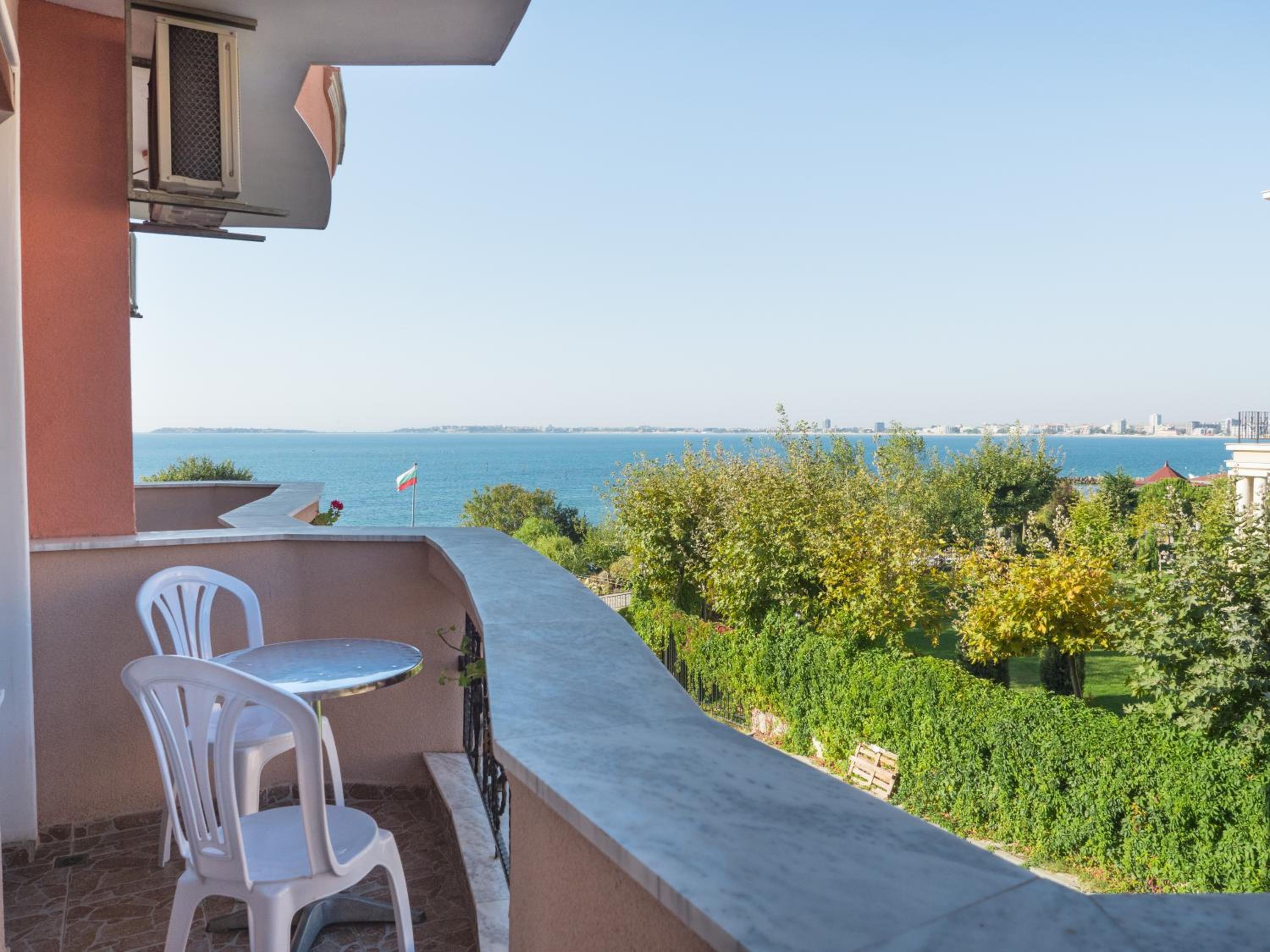 Double Room with Balcony (2 Adults + 1 Child) - Photo 4