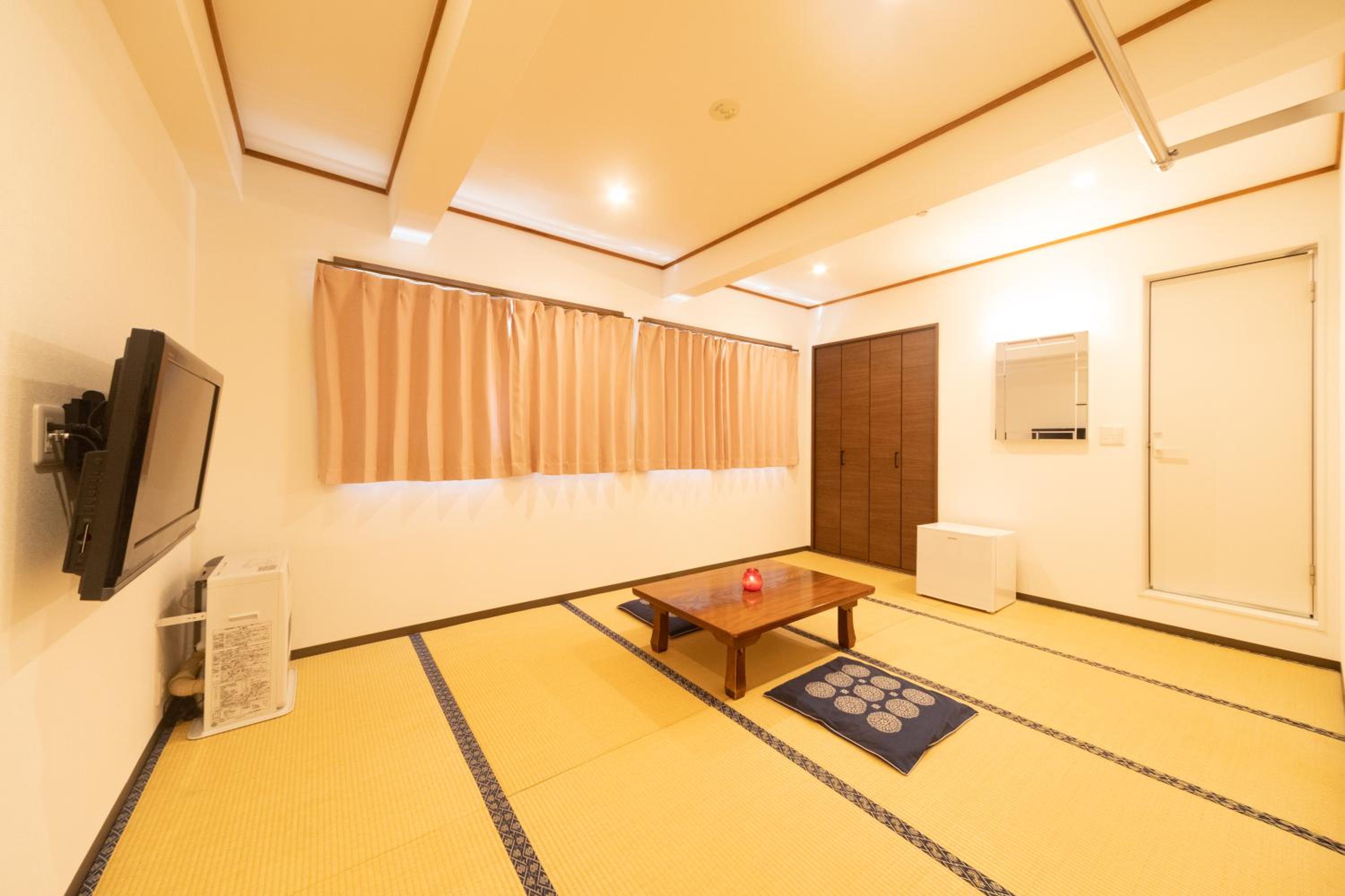 Japanese-Style Family Room with Private Bathroom and Toilet photo 1